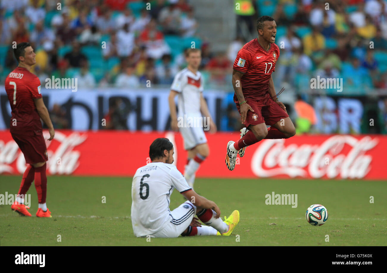 Football - coupe du monde de la FIFA 2014 - Groupe G - Allemagne / Portugal - Arena fonte Nova.Le Nani du Portugal réagit à une attaque de Sami Khedira en Allemagne Banque D'Images