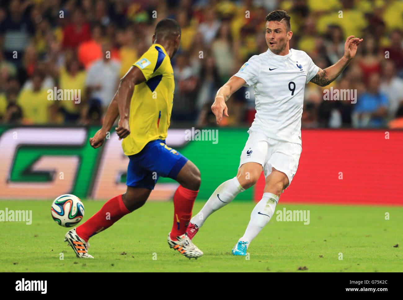 Olivier Giroud (à droite) prend le Jorge Guagua (Équateur) Banque D'Images