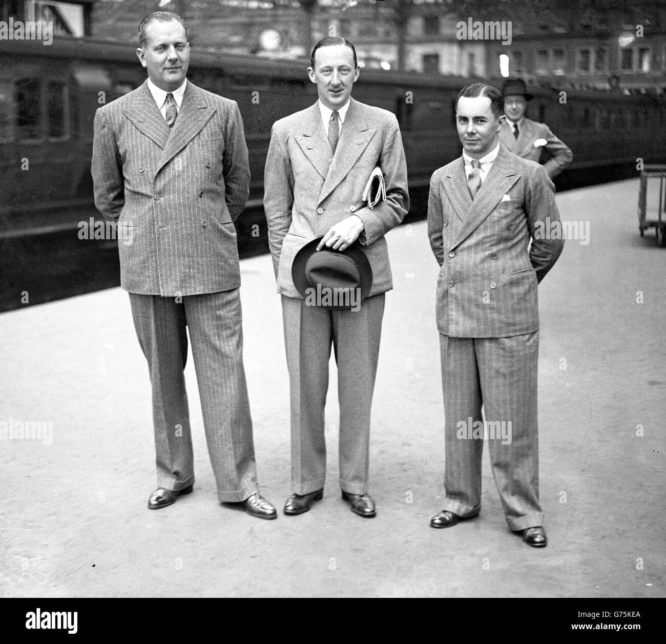 (l-r) John Cobb, Tim Rose Richards et Charlie Dodson à la gare de Waterloo. Ils se rendaient à Salt Lake City aux États-Unis, où ils espèrent battre un certain nombre de records de vitesse. Banque D'Images