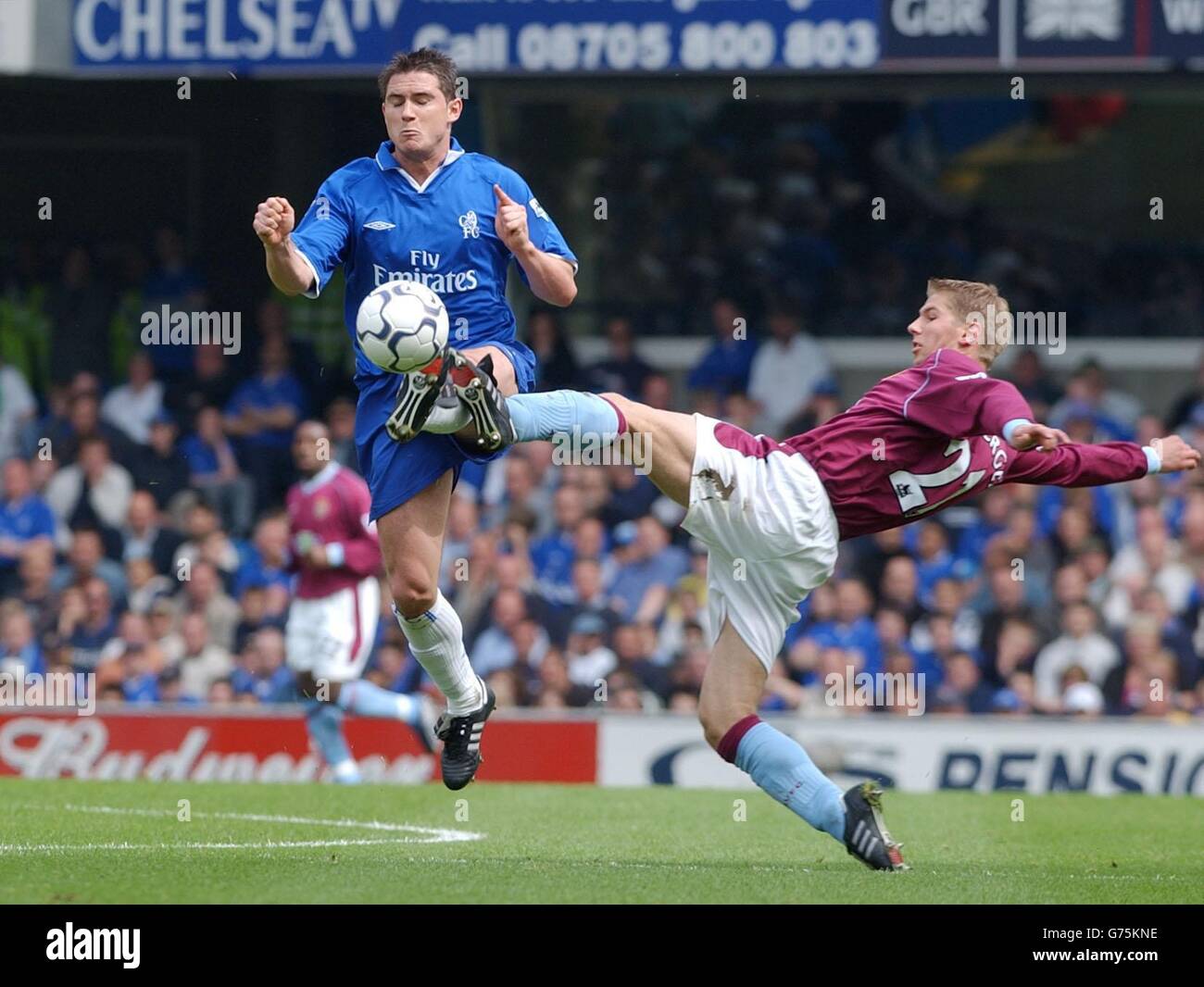 Frank Lampard (L) de Chelsea bat Thomas Hitzlsperger d'Aston Villa au bal lors du match de First ership de FA Barclaycard à Stamford Bridge, Londres. Banque D'Images