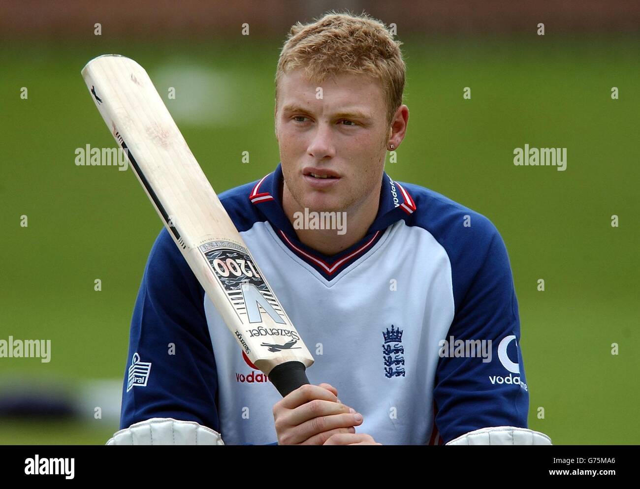 Andrew Flintooff, de l'Angleterre, attend de battre pendant la session de l'équipe au terrain de cricket de Lord, à Londres. Le premier match test est entre l'Angleterre et le Sri Lanka. Banque D'Images