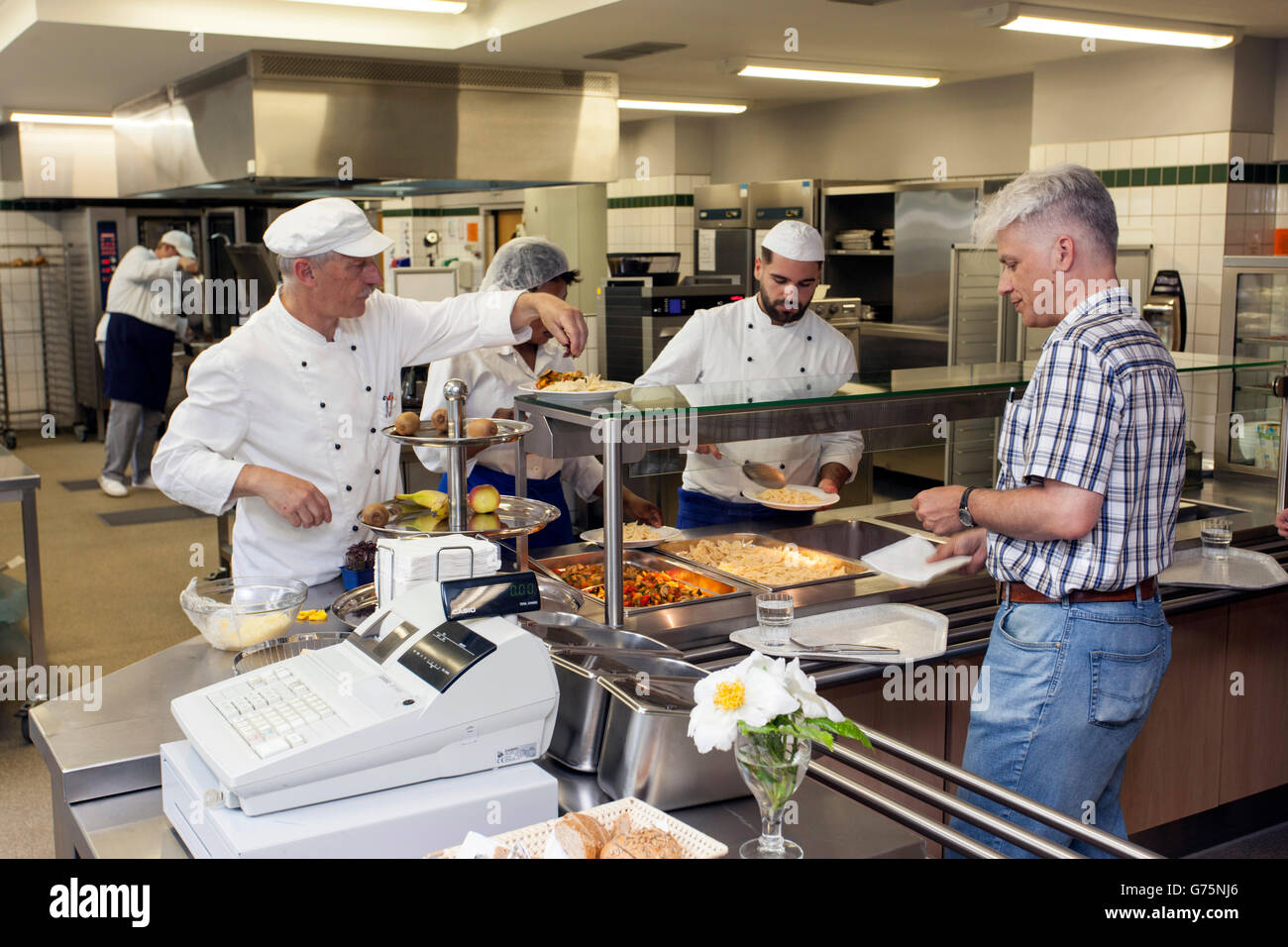 La production alimentaire à la cantine. Banque D'Images