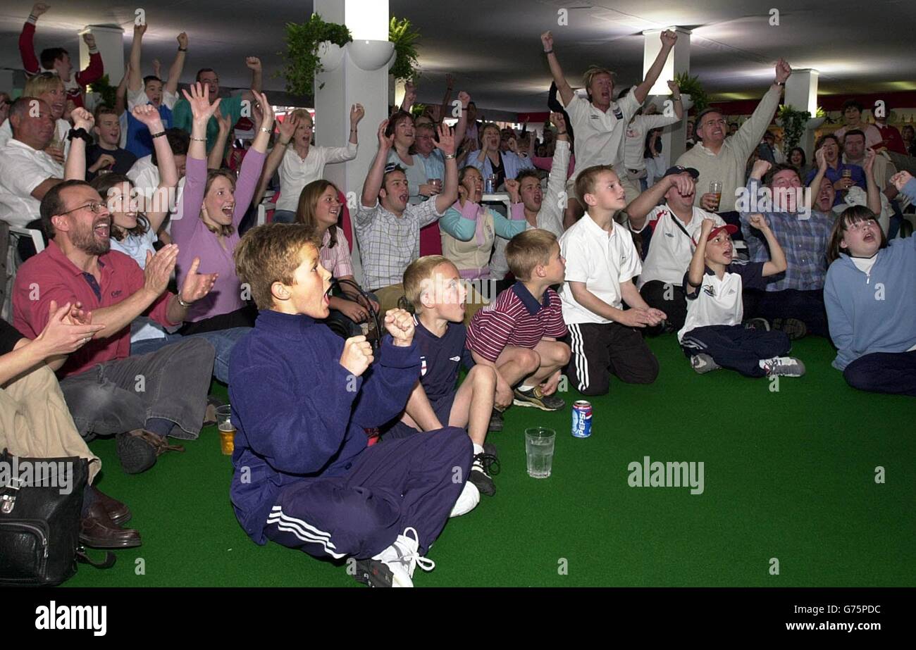 Les amateurs de tennis du bar public du Queen's Club de Londres célèbrent l'Angleterre en marquant un but contre le Danemark lors de la 2e partie de la coupe du monde au Japon. Banque D'Images