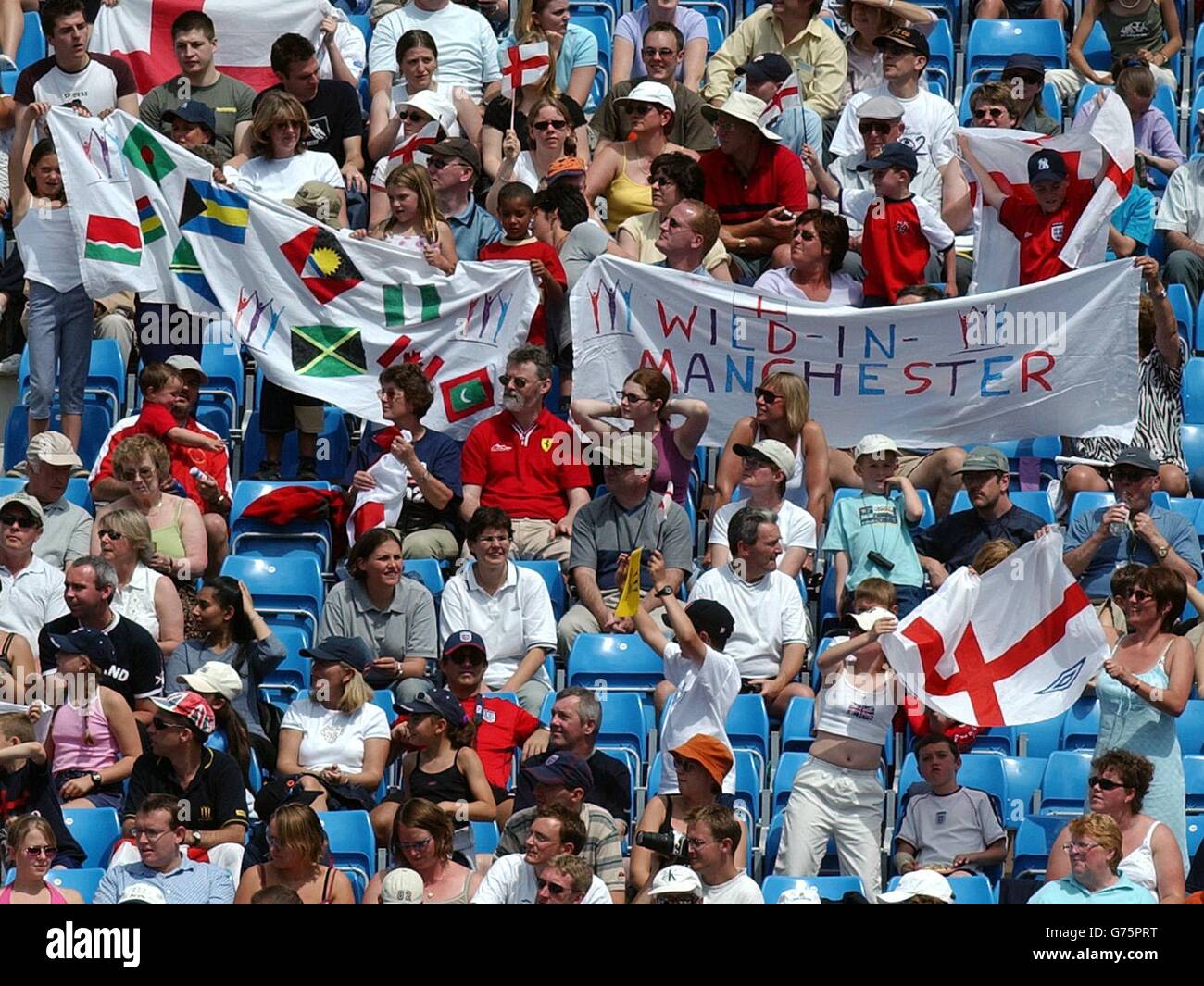 Les spectateurs du stade de la ville de Manchester s'amuser en regardant la compétition le deuxième jour des Jeux du Commonwealth. Banque D'Images
