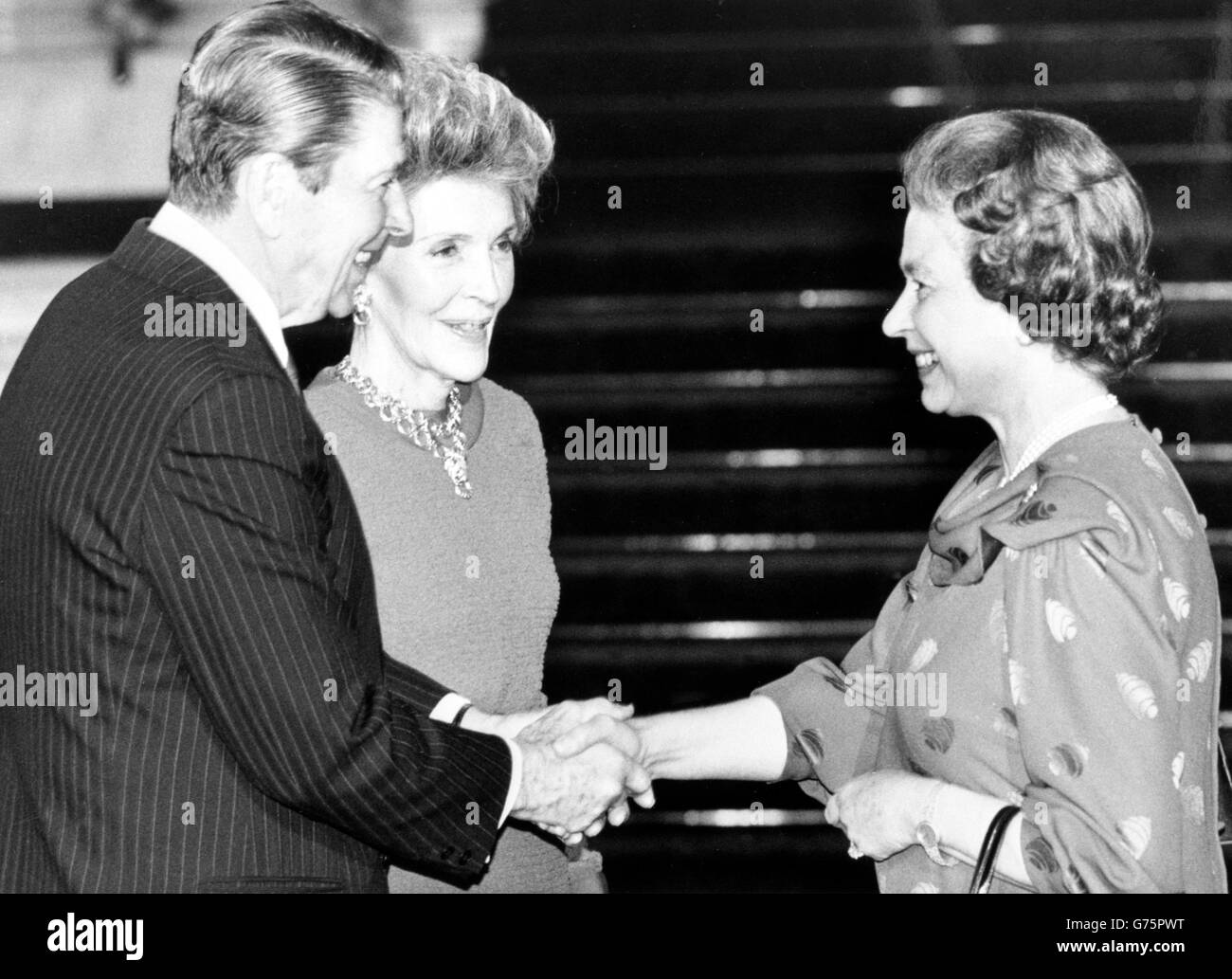 La Reine accueille le président américain Ronald Reagan et la première dame Nancy Reagan au palais de Buckingham, où ils se sont rencontrés pour le thé.Le président est à Londres pour une escale d'une nuit à la suite d'une réunion avec le président Gorbatchev à Moscou. Banque D'Images