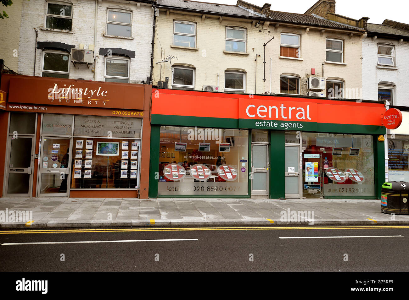 PHOTOGRAPHIE DU MARCHÉ IMMOBILIER.Quelques-uns des nombreux bureaux d'agents immobiliers à Hoe Street Walthamstow, au nord-est de Londres. Banque D'Images