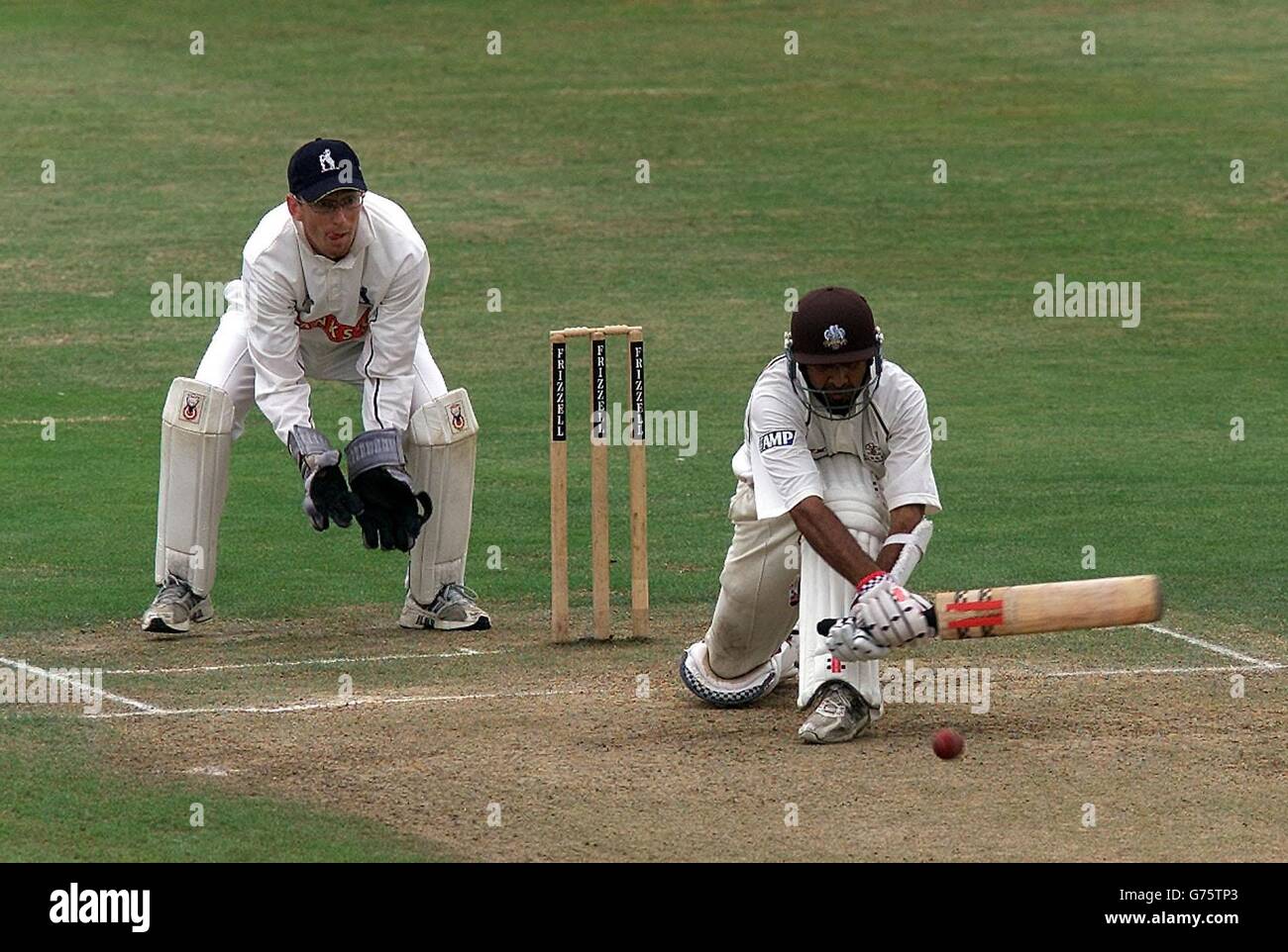 Le batteur de Surrey Nadeem Shahid reverse balaie une livraison de Ashley Giles dans le Warwickshire lors du match de championnat du comté de Frizzell à Edgbaston, Birmingham. Banque D'Images