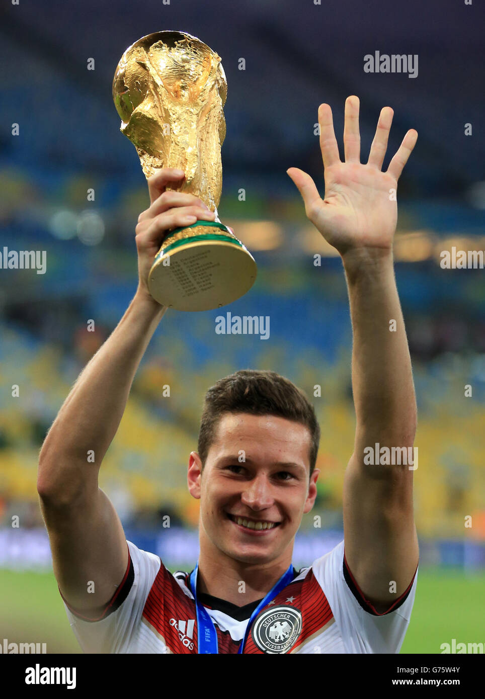 Football - coupe du monde de la FIFA 2014 - finale - Allemagne / Argentine - Estadio do Maracana.Julian Draxler, en Allemagne, célèbre le trophée de la coupe du monde de la FIFA Banque D'Images