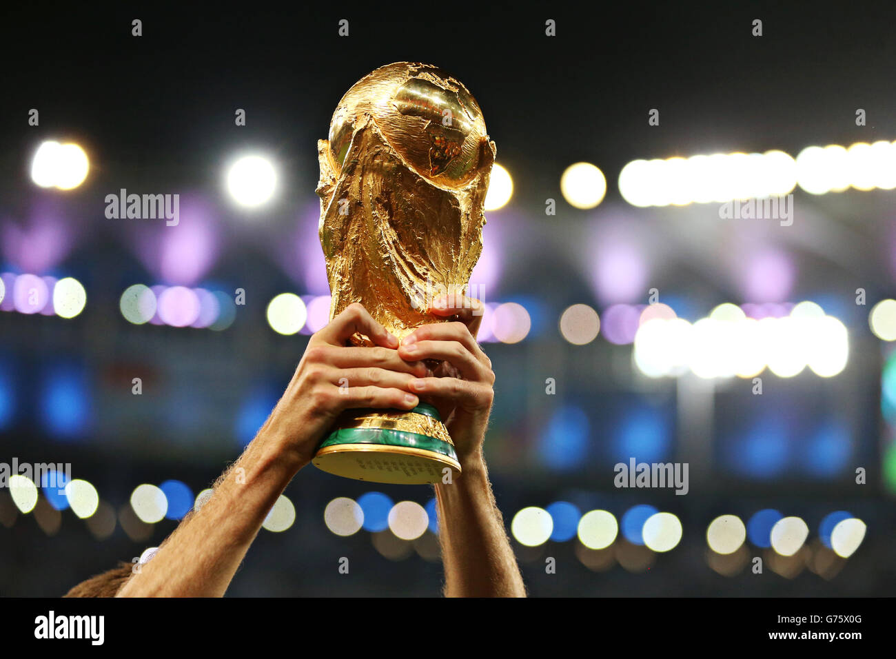 Football - coupe du monde de la FIFA 2014 - finale - Allemagne / Argentine - Estadio do Maracana.Détail d'un joueur allemand qui a remporté le trophée de la coupe du monde de la FIFA Banque D'Images