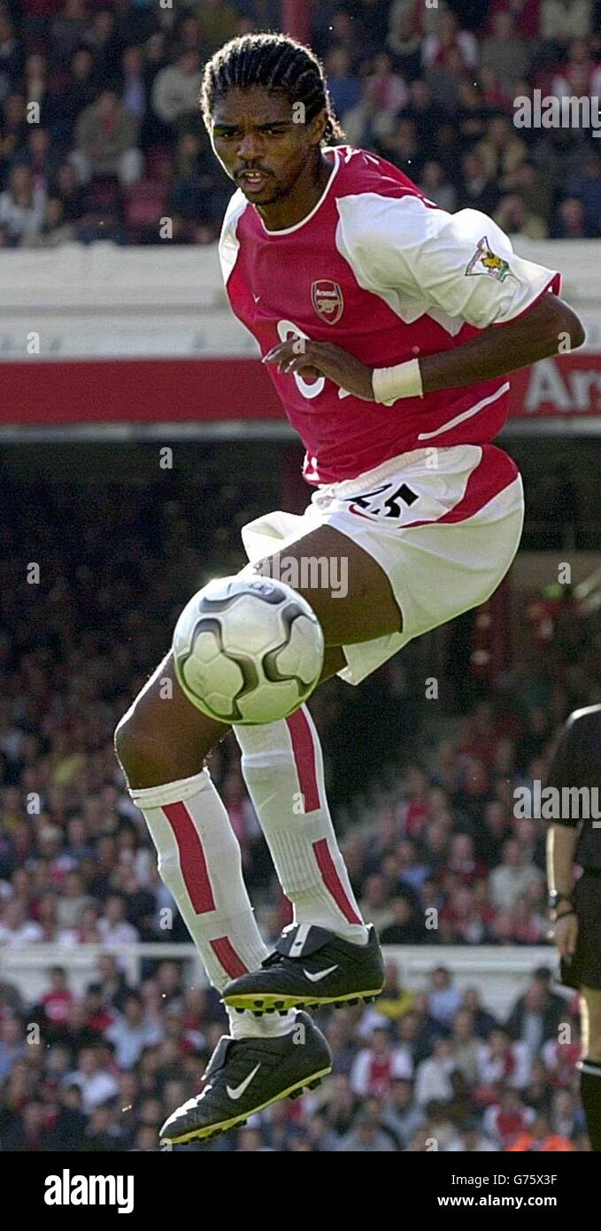 Kanu d'Arsenal apparaît dans son 100e match contre Sunderland, lors de son match de Premiership de Barclaycard FA au stade Highbury d'Arsenal. Arsenal battu Sunderland 3-1. 30/07/04: Kanu signe pour West Bromwich Albion sur un contrat de trois ans après avoir passé un médecin aux Hawthorns. Il est la sixième signature de fin de saison du club. Banque D'Images