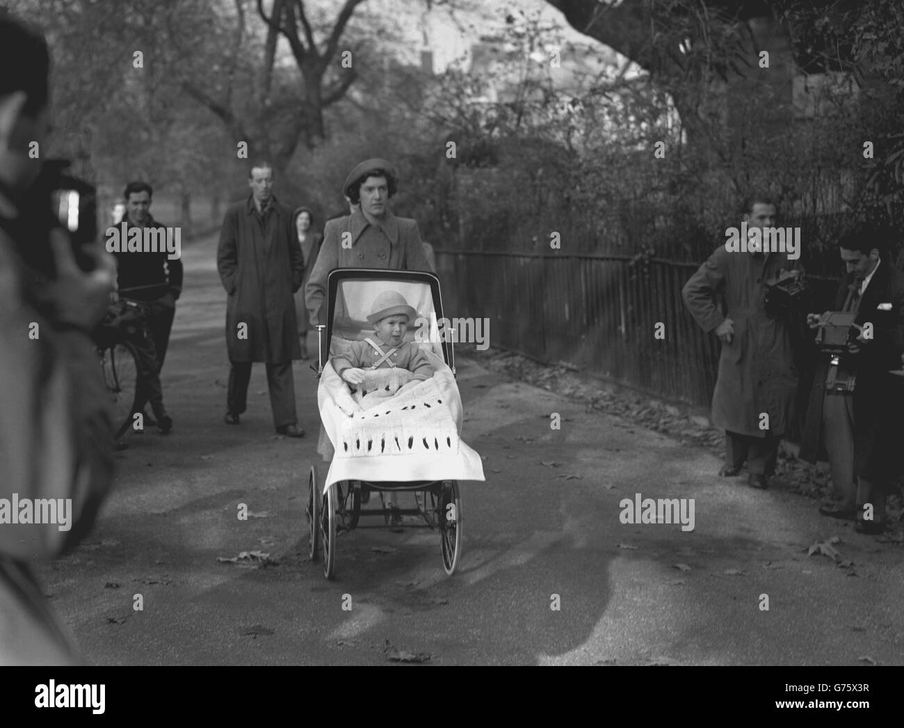 Le Prince de Galles lors de sa sortie pour le deuxième anniversaire à St. James's Park, Londres, avec sa nounou Mabel Anderson. Banque D'Images