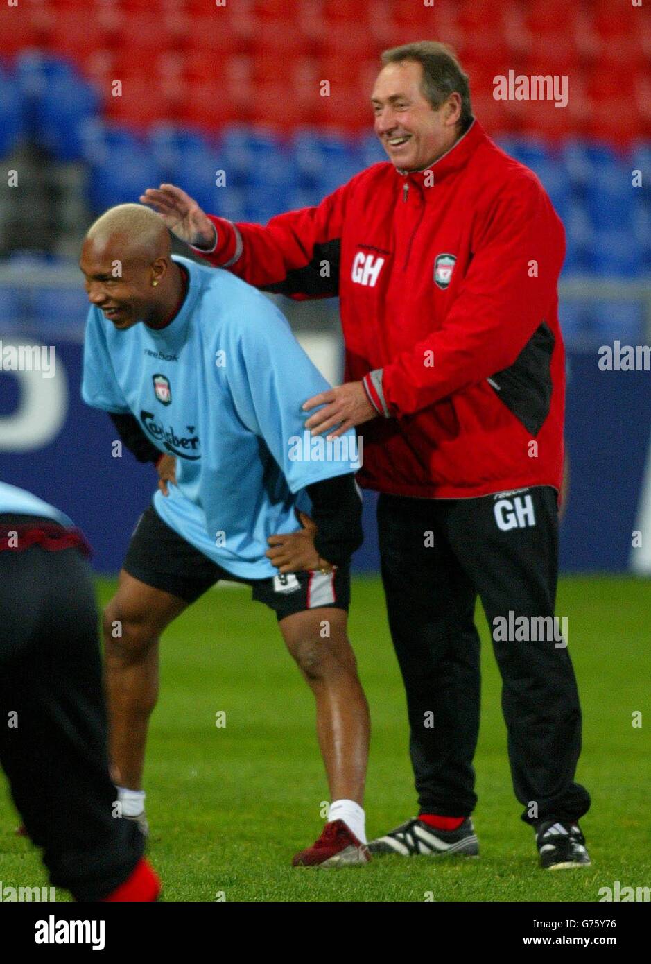 Gerard Houllier, directeur de Liverpool, partage une blague avec El Hadji Diouf, lors de l'entraînement sur le terrain du parc St. Jacob, avant l'affrontement de la Ligue des Champions de mardi avec les deux vainqueurs suisses de Bâle.Les deux savent que seule une victoire les fera passer en toute sécurité jusqu'aux 16 derniers de la prestigieuse compétition européenne. Banque D'Images