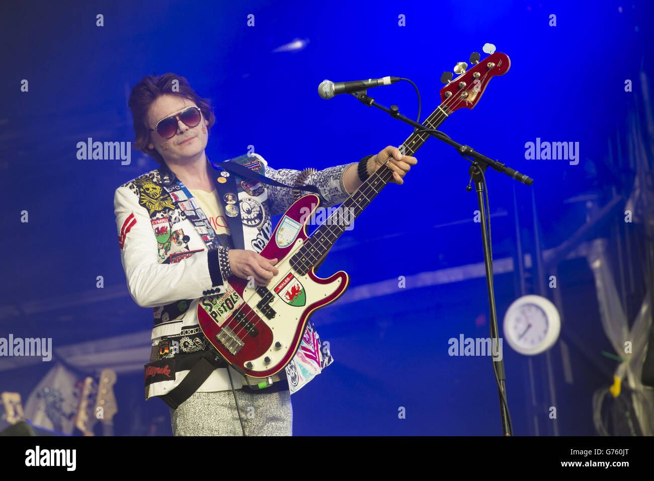 Nicky Wire, des prédicateurs de la rue Manic, qui se sont produits au Glastonbury Festival, à la ferme digne de Somerset. Banque D'Images