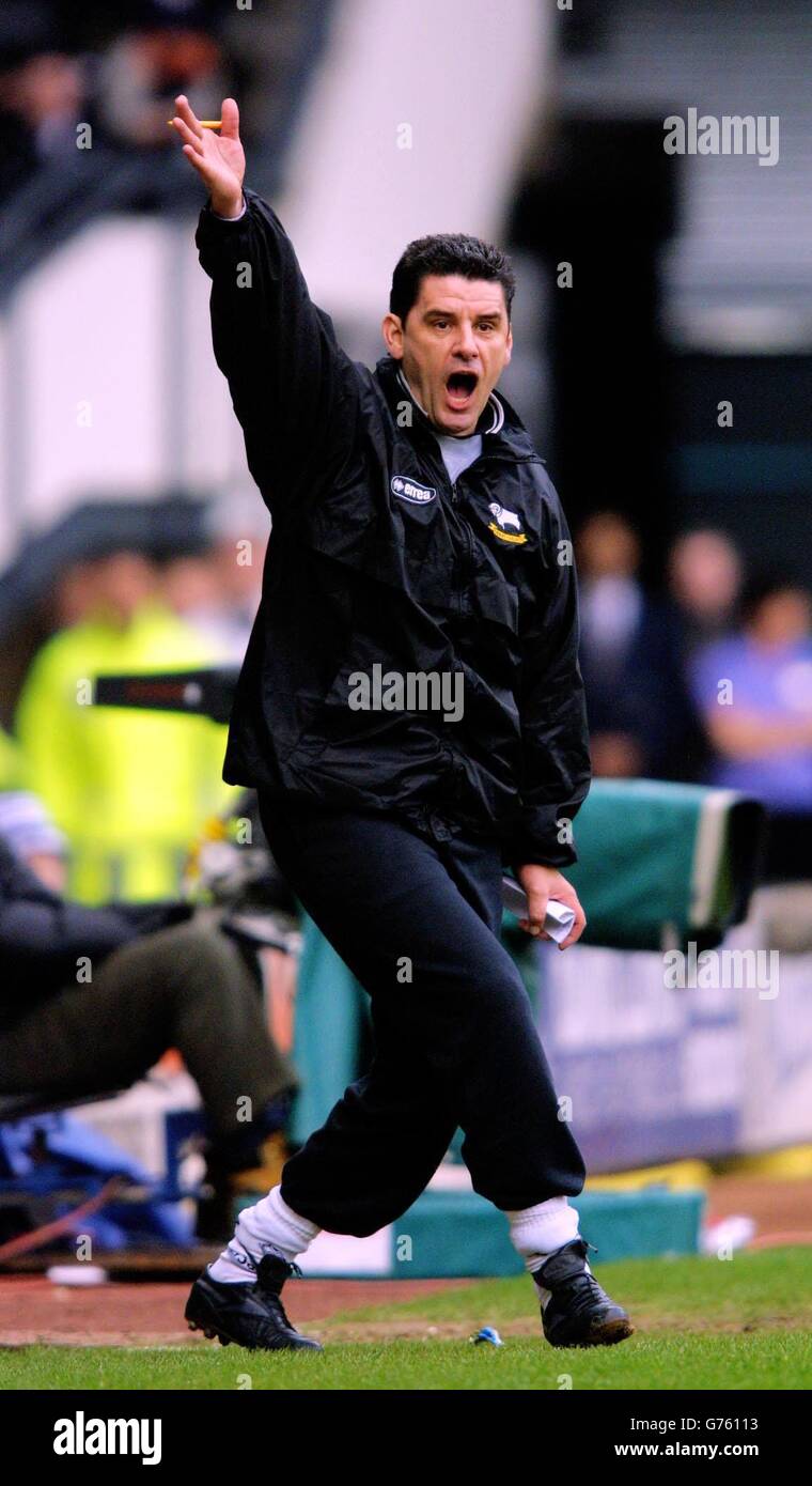 John Gregory, directeur de Derby, célèbre le score de Derby, lors de son match de First ership FA Barclaycard au stade Pride Park de Derby. Derby (1) contre Tottenham Hotspur (0). 17/03/03 : John Gregory, directeur du comté de Derby, qui a été touché par une interdiction de cinq matchs et une amende de 7,500 par l'Association de football. Gregory a été puni pour avoir utilisé un langage abusif et insultant à l'égard du quatrième fonctionnaire lors du match de première division avec Portsmouth à Fratton Park le 8 février. Une commission disciplinaire de FA a traité la question après l'ancien patron d'Aston Villa Gregory, qui était Banque D'Images