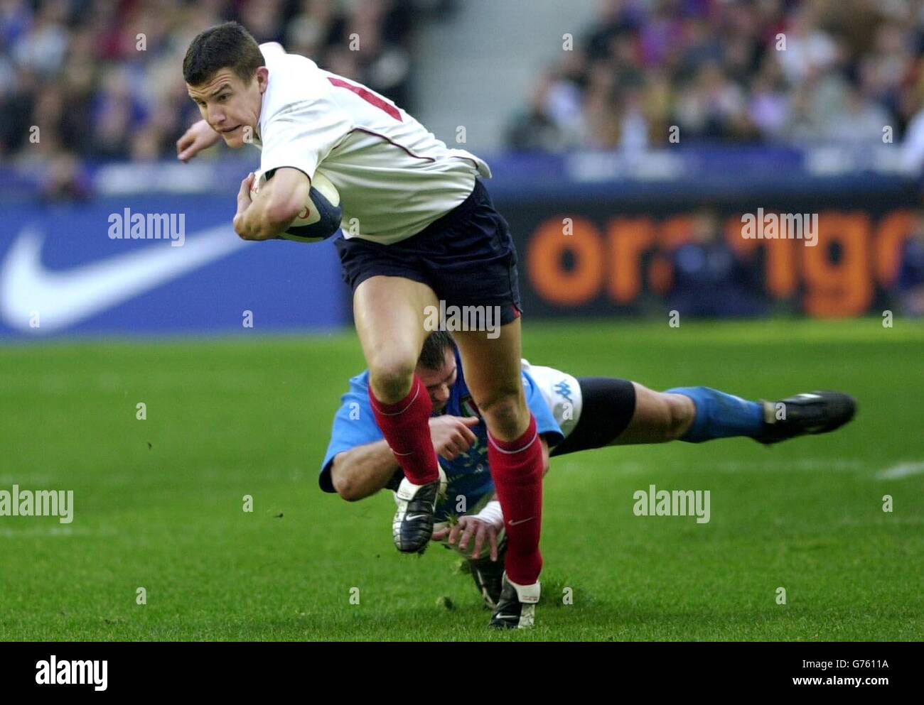 Damien Traille de France (au centre) traverse la défense italienne pour marquer la tentative d'ouverture contre l'Italie, lors de leur match de championnat des six Nations de Lloyds TSB au Stade de France à Paris, France. Banque D'Images