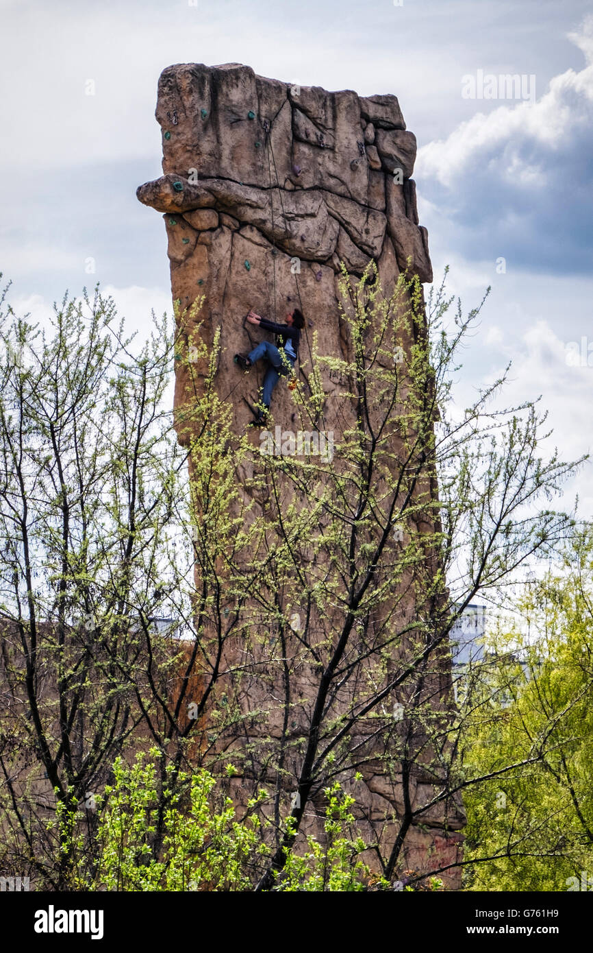 Femme grimpe mur d'escalade sur l'extrémité nord du Mauerpark, Berlin. Il est géré par le Club alpin allemand Banque D'Images