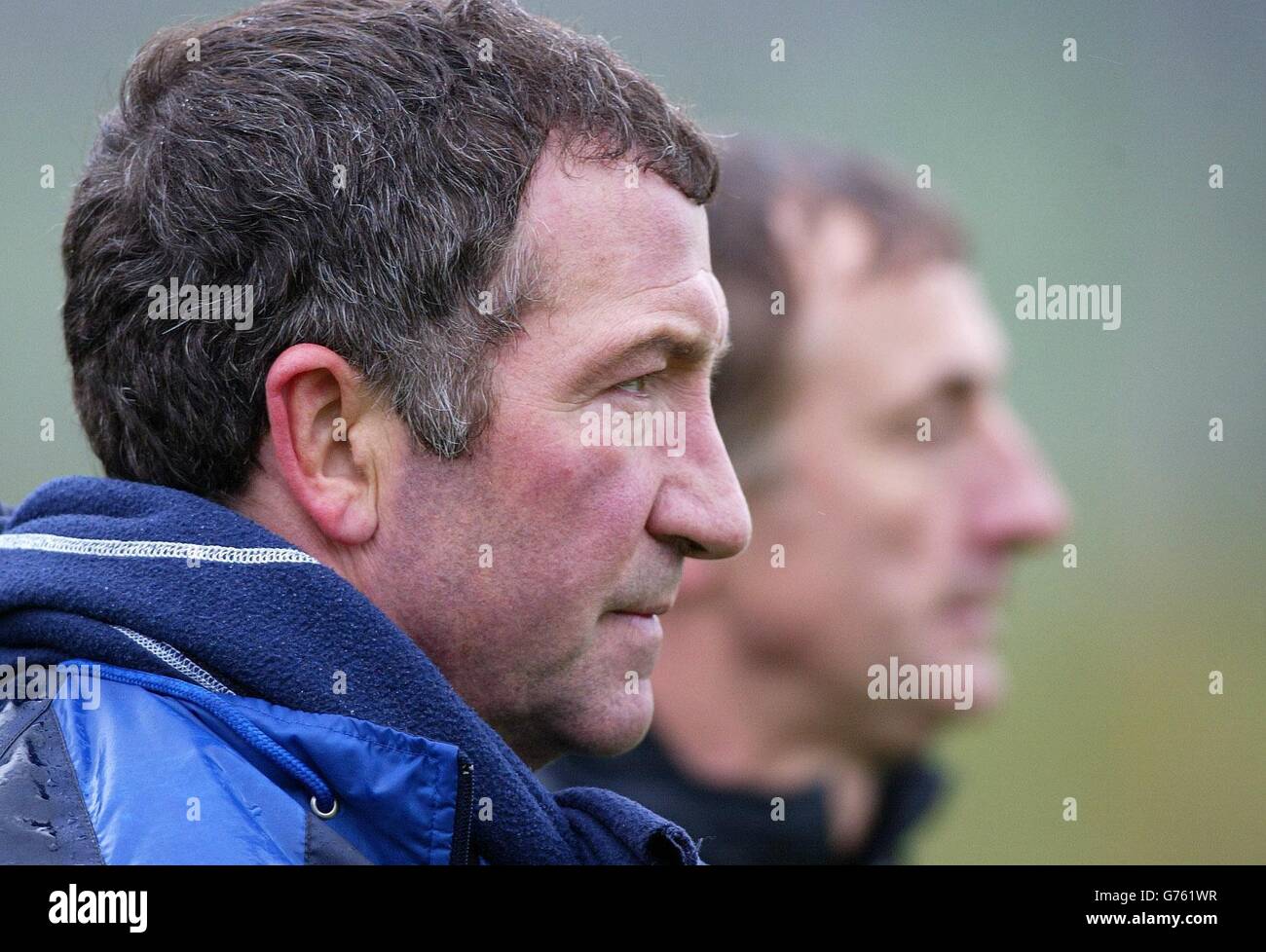 Graeme Souness, directeur de Blackburn Rovers (à gauche) et Tony Parks, directeur adjoint, suivent une séance d'entraînement sur le terrain d'entraînement de Blackburn, avant la finale de la coupe Worthington contre Tottenham Hotspur, à Cardiff, le dimanche 24 février 2002. Banque D'Images
