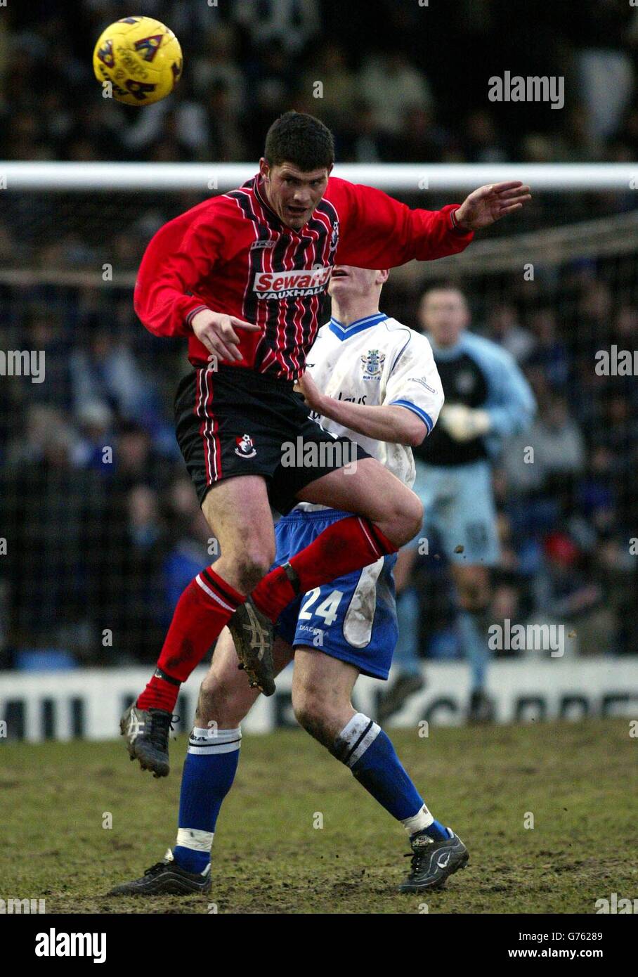 Derek Holmes, de Bournemouth, monte à la tête du ballon lors du match national de division deux de son côté au sol de Bury's Gigg Lane. PAS D'UTILISATION DU SITE WEB DU CLUB OFFICIEUX. Banque D'Images