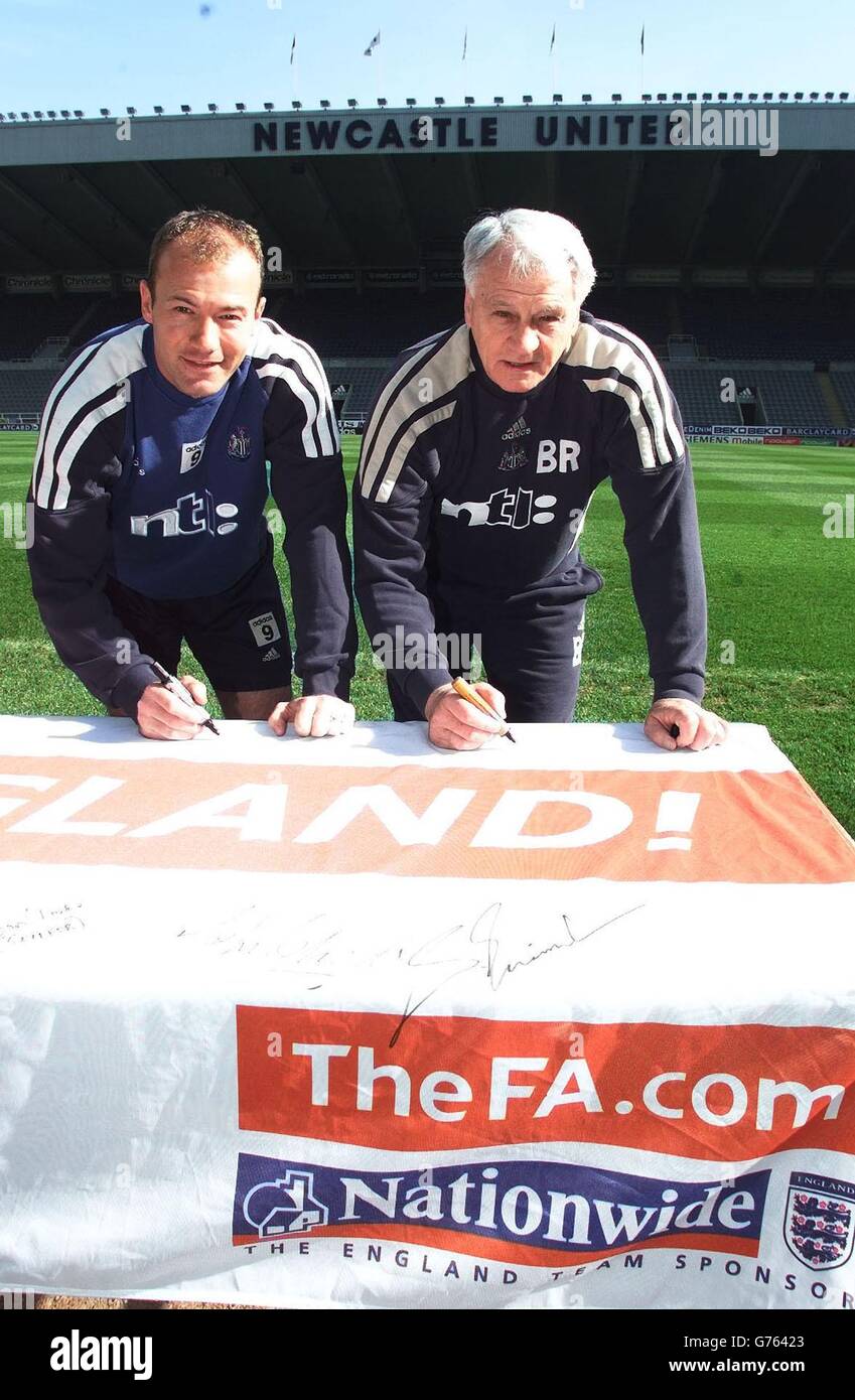 Bobby Robson (à droite), le directeur de Newcastle, et Alan Shearer, le capitaine de Newcastle, signent le drapeau de la Croix de St Georges d'Angleterre au parc St James' Park, à Newcastle, qui se tiendra cet été à la coupe du monde au Japon pour soutenir l'équipe d'Angleterre. Banque D'Images