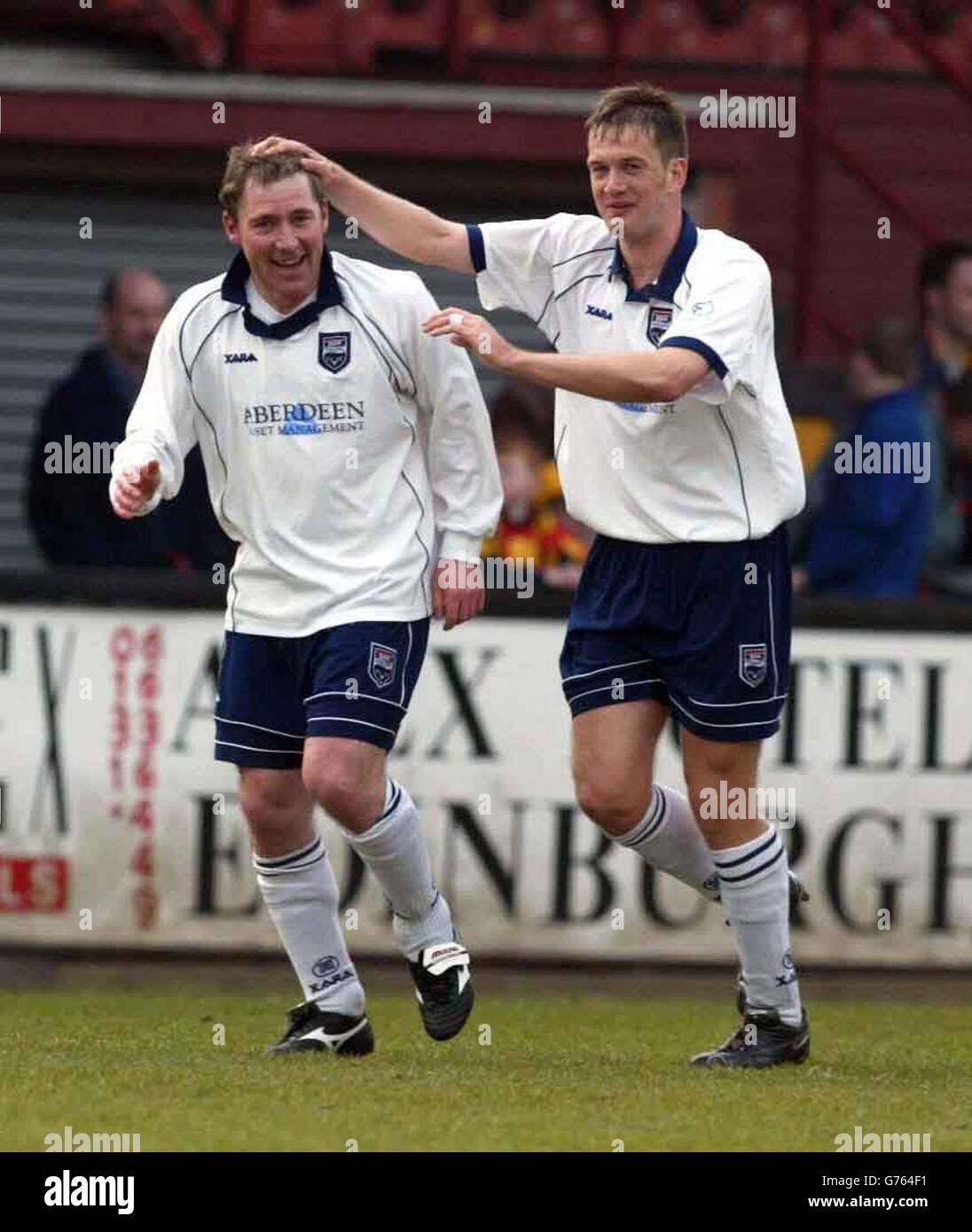 Hugh Robertson (à gauche) du comté de Ross célèbre avec son coéquipier Ian Maxwell, lors du match de Bells Scottish League Division One au parc Firhill de Partick Thistle, le samedi 30 mars 2002. Note finale Partick Thistle 1 v Ross County 1. Photos PA. Banque D'Images