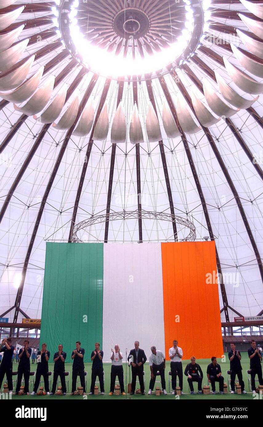 La République d'Irlande a fait équipe lors d'une cérémonie d'adieu au Parc sportif et Dome d'Izumo, Izumo, Japon. La République d'Irlande jouera leur jeu d'ouverture contre le Cameroun. Banque D'Images