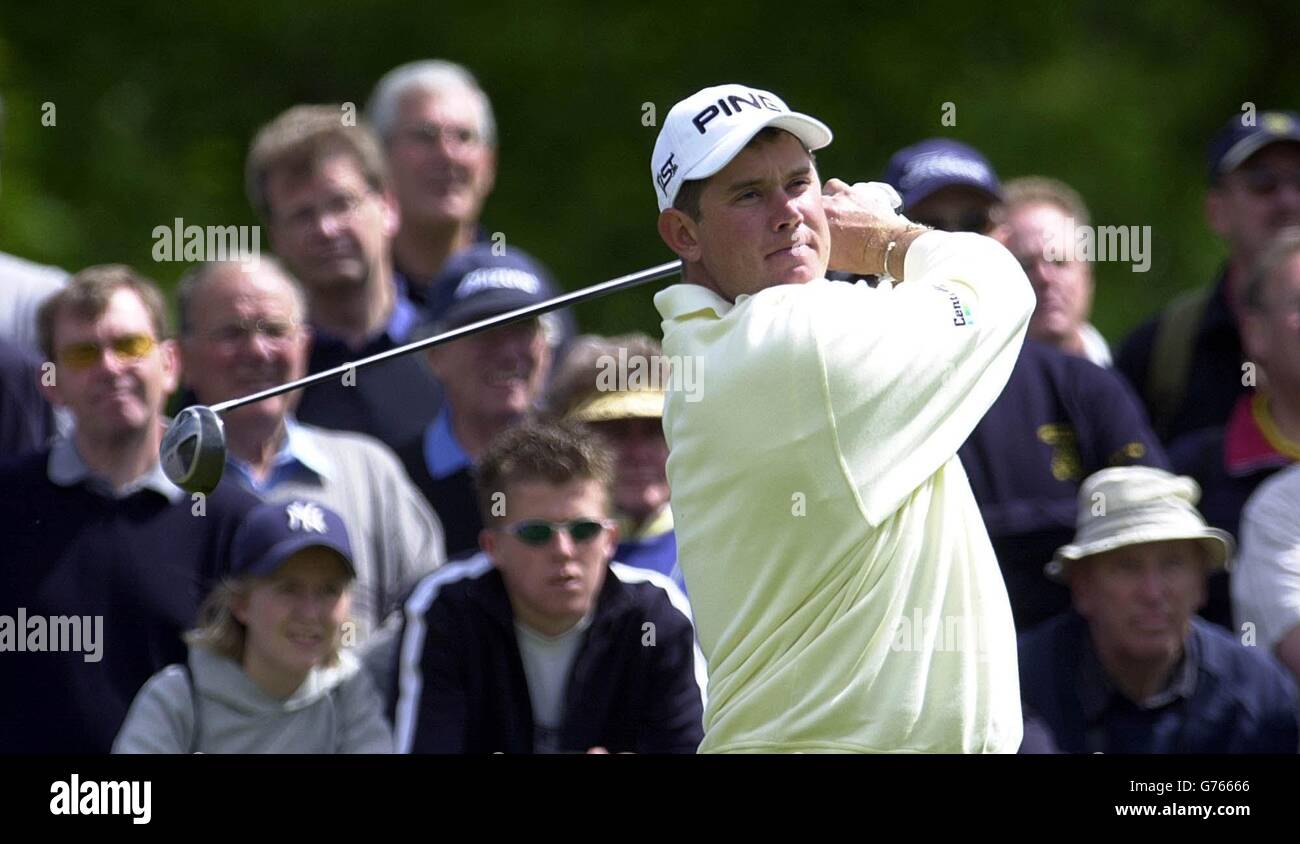 Lee Westwood, d'Angleterre, débarque du 4ème trou lors des Victor Chandler British Masters au Marquess course, Woburn Golf and Country Club Berkshire.Poulter arbore le bouclier d'Arsenal sur ses chaussures. Banque D'Images