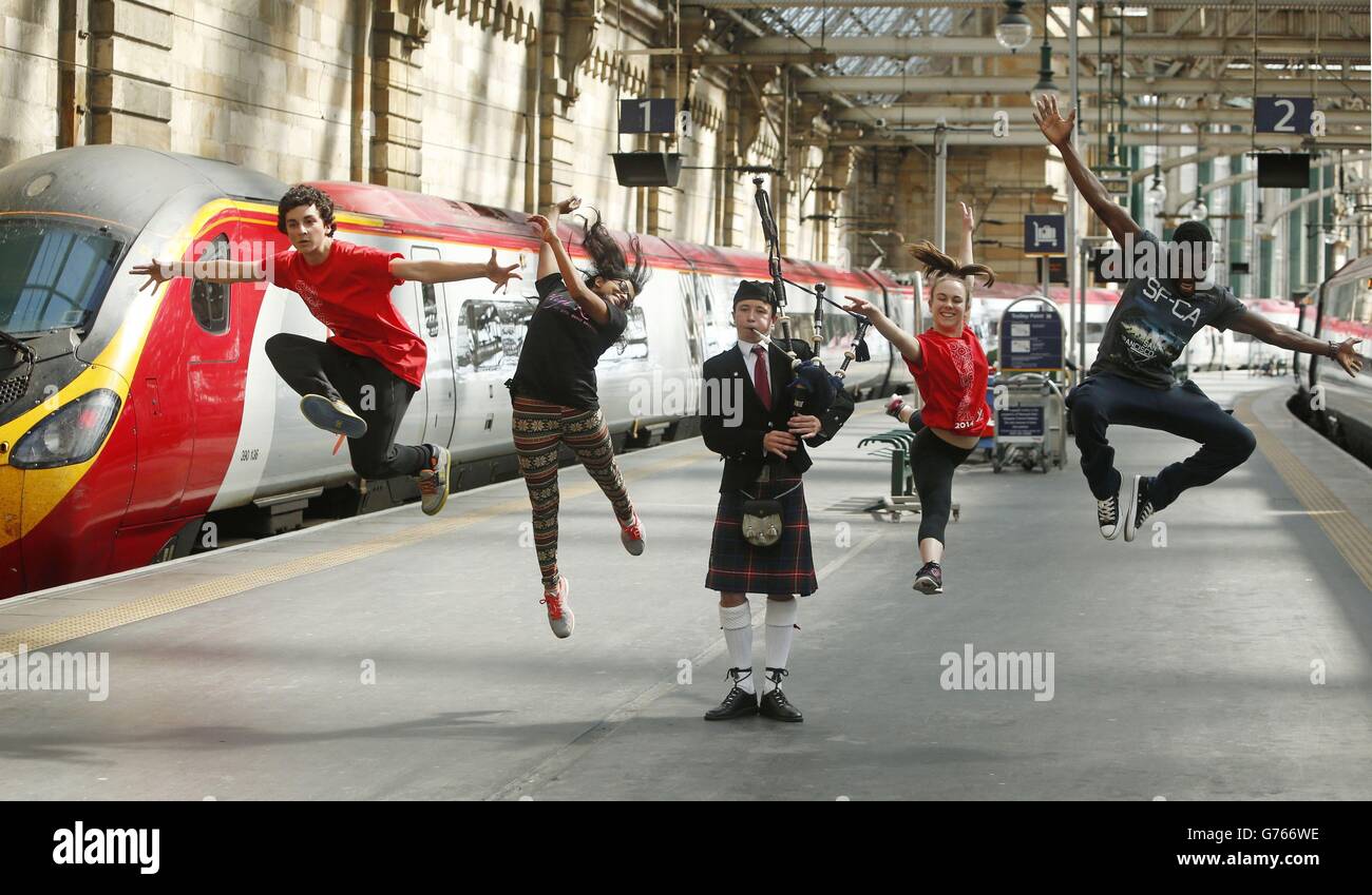 (Gauche - droite) Nazim Patel, Lavanya Shankar, William Boyle, Emma Barnes et Johannes Magongo font la promotion du YDance Commonwealth Youth Dance Festival lors d'une séance photo à la gare centrale de Glasgow. Banque D'Images