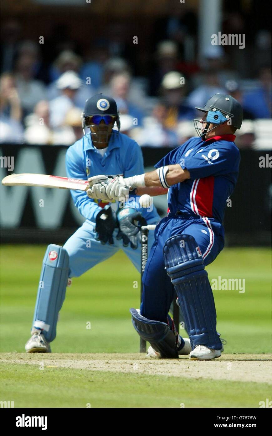 Le capitaine d'Angleterre Nasser Hussain a mis à l'honneur un coup de balai tiré de Harbhajan Singh en Inde, alors que le gardien de cricket Rahul Dravid (à gauche) surveille pendant la finale de la série NatWest au terrain de cricket de Lord à Londres. Banque D'Images