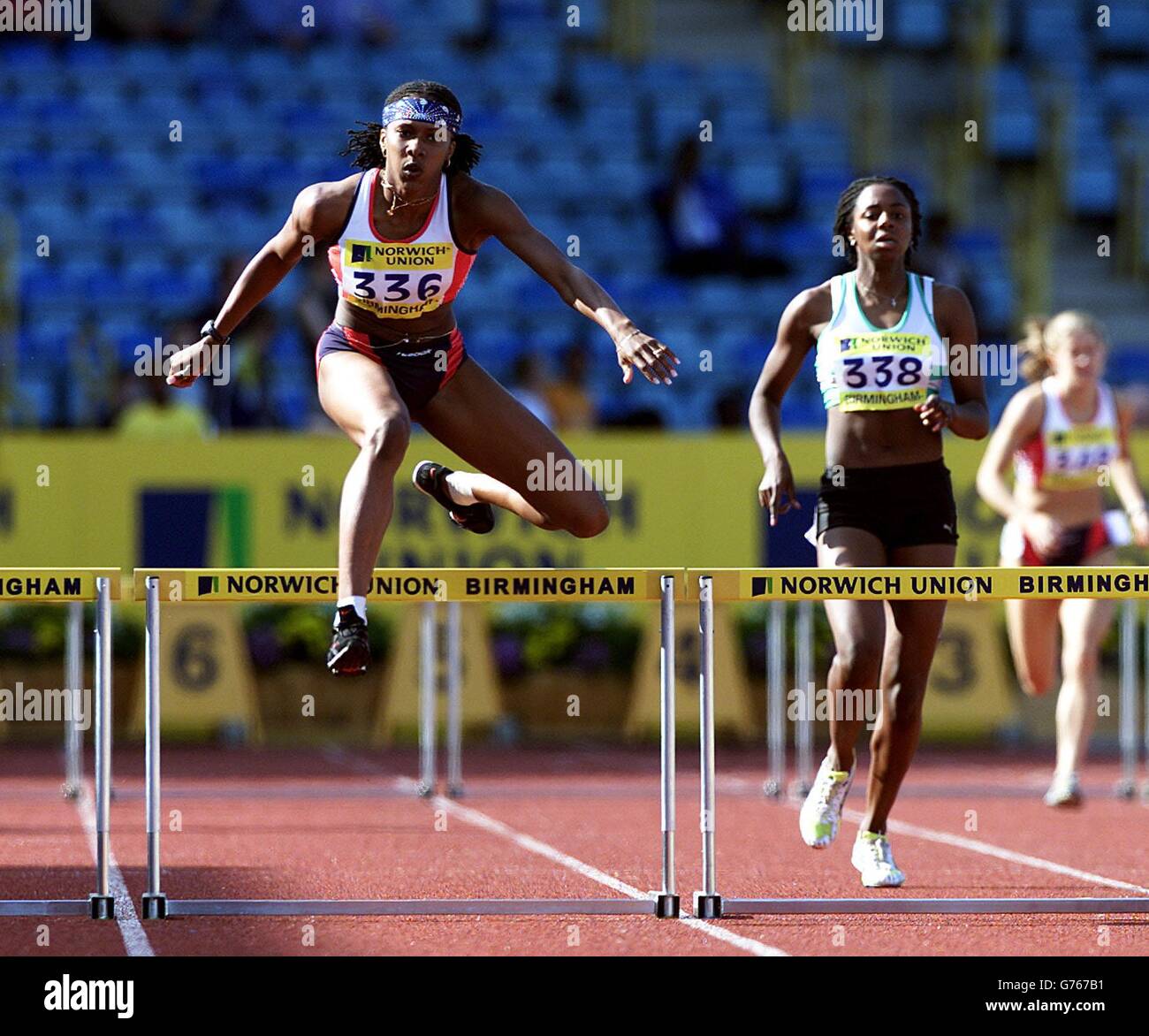 Natasha Danvers (à gauche) de Shaftsbury & Barnett remporte la finale des haies de 400 mètres de Womens lors des épreuves européennes de Norwich Union et des championnats AAA au stade Alexandra de Birmingham. Banque D'Images