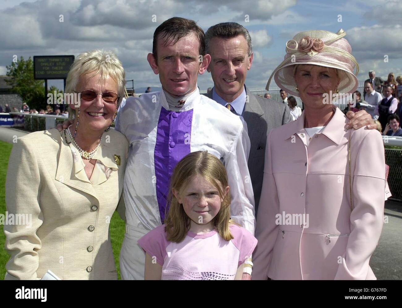 Jackie Bolger (L), propriétaire de Margula vainqueur de la Darley Irish Oaks avec son fils en droit et jockey, Kevin Manning, entraîneur, Jim Bolger avec sa fille una Manning et la petite-fille Clare Manning, célèbrent leur victoire à la Curragh, en Irlande. Banque D'Images