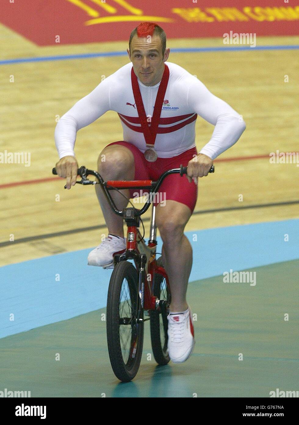 Le personnel de Jamie en Angleterre termine un tour d'honneur sur son BMX après avoir pris l'argent à la finale de Sprint de l'équipe masculine des Jeux du Commonwealth, au Velodrome, Manchester. Banque D'Images