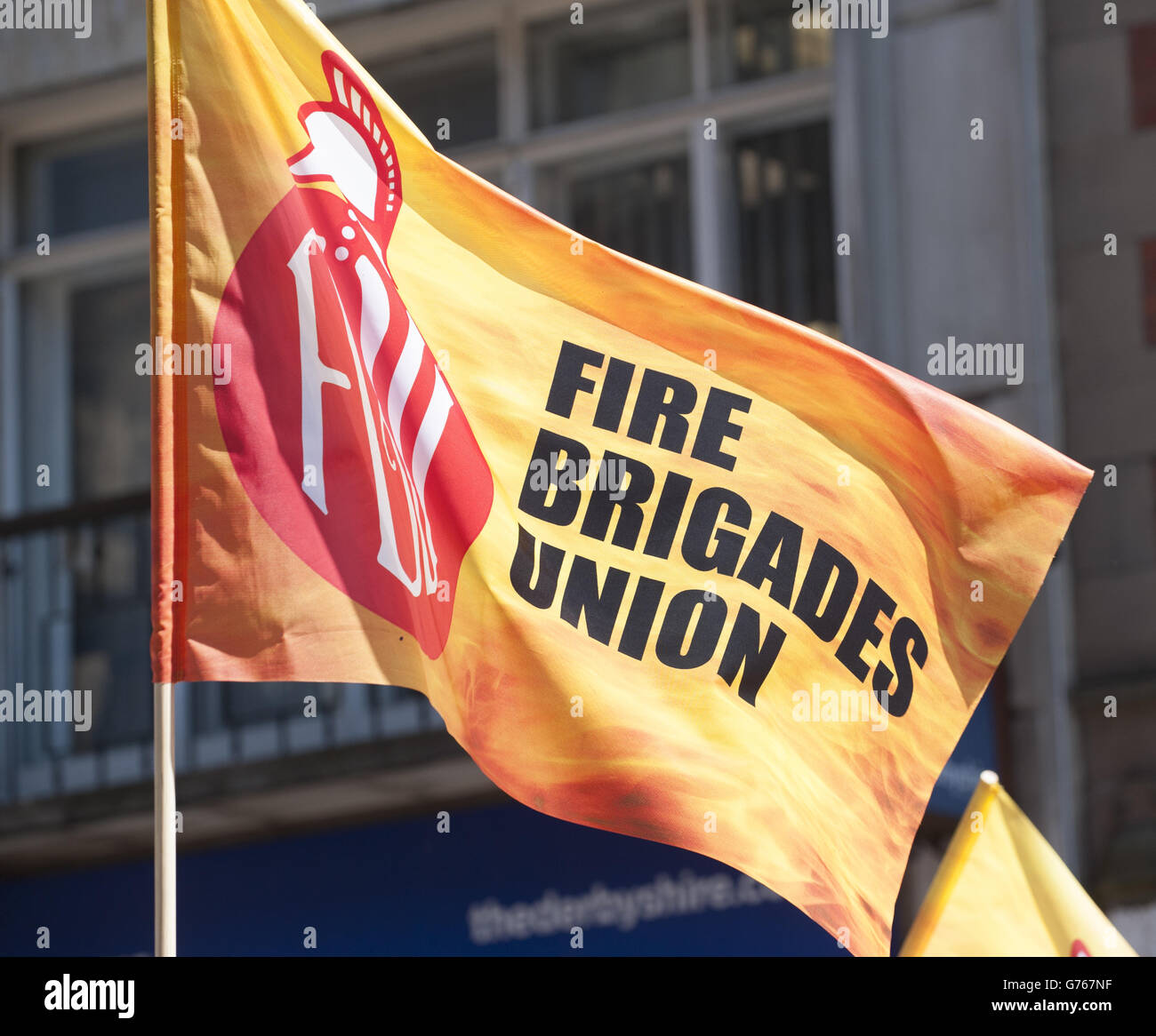 Un drapeau de l'Union des Brigades de feu lors d'une grève à l'intérieur Centre-ville de Nottingham Banque D'Images