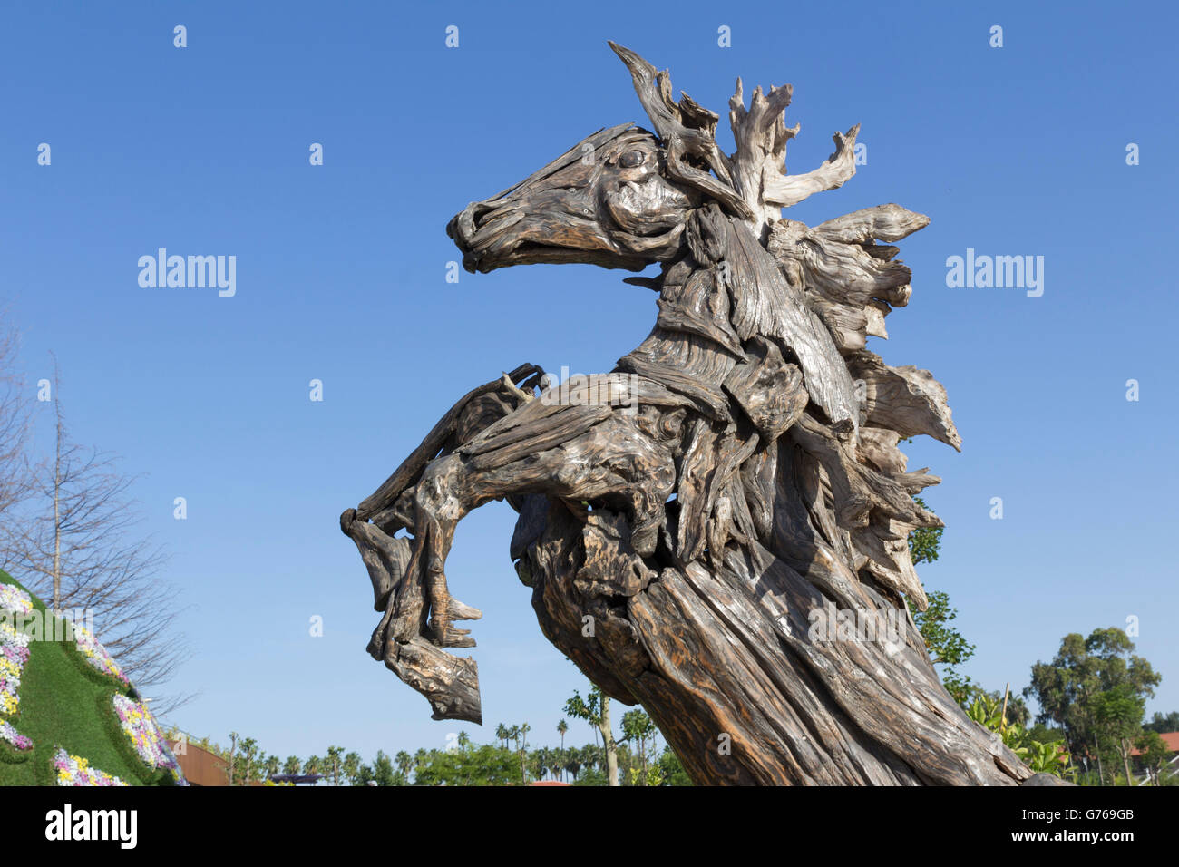 Cheval de bois sculpture statue in park Banque D'Images