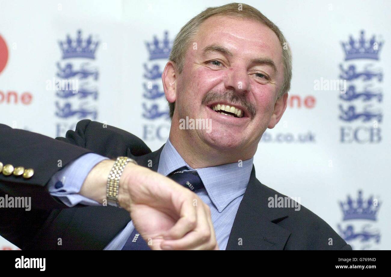 David Graveney, président de Selectors pour l'English Cricket Board, annonce l'équipe d'essai de 16 hommes pour la série de cendres de cet hiver en Australie au terrain de cricket de Lord's dans le nord de Londres. * le gaucher de Surrey Graham Thorpe a été rappelé à l'équipe après sa décision de faire une pause de tous les cricket pour des raisons personnelles plus tôt cet été et il y a aussi des places pour le rythme duo de Stephen Harmison et Simon Jones, tous deux des dibutants de Test contre l'Inde cet été. Banque D'Images