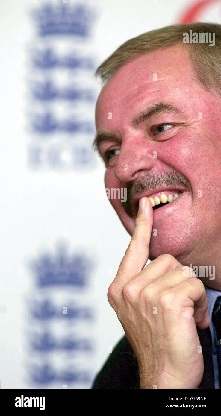 David Graveney, président de Selectors pour l'English Cricket Board, annonce l'équipe d'essai de 16 hommes pour la série de cendres de cet hiver en Australie au terrain de cricket de Lord's dans le nord de Londres. * le gaucher de Surrey Graham Thorpe a été rappelé à l'équipe après sa décision de faire une pause de tous les cricket pour des raisons personnelles plus tôt cet été et il y a aussi des places pour le rythme duo de Stephen Harmison et Simon Jones, tous deux des dibutants de Test contre l'Inde cet été. Banque D'Images