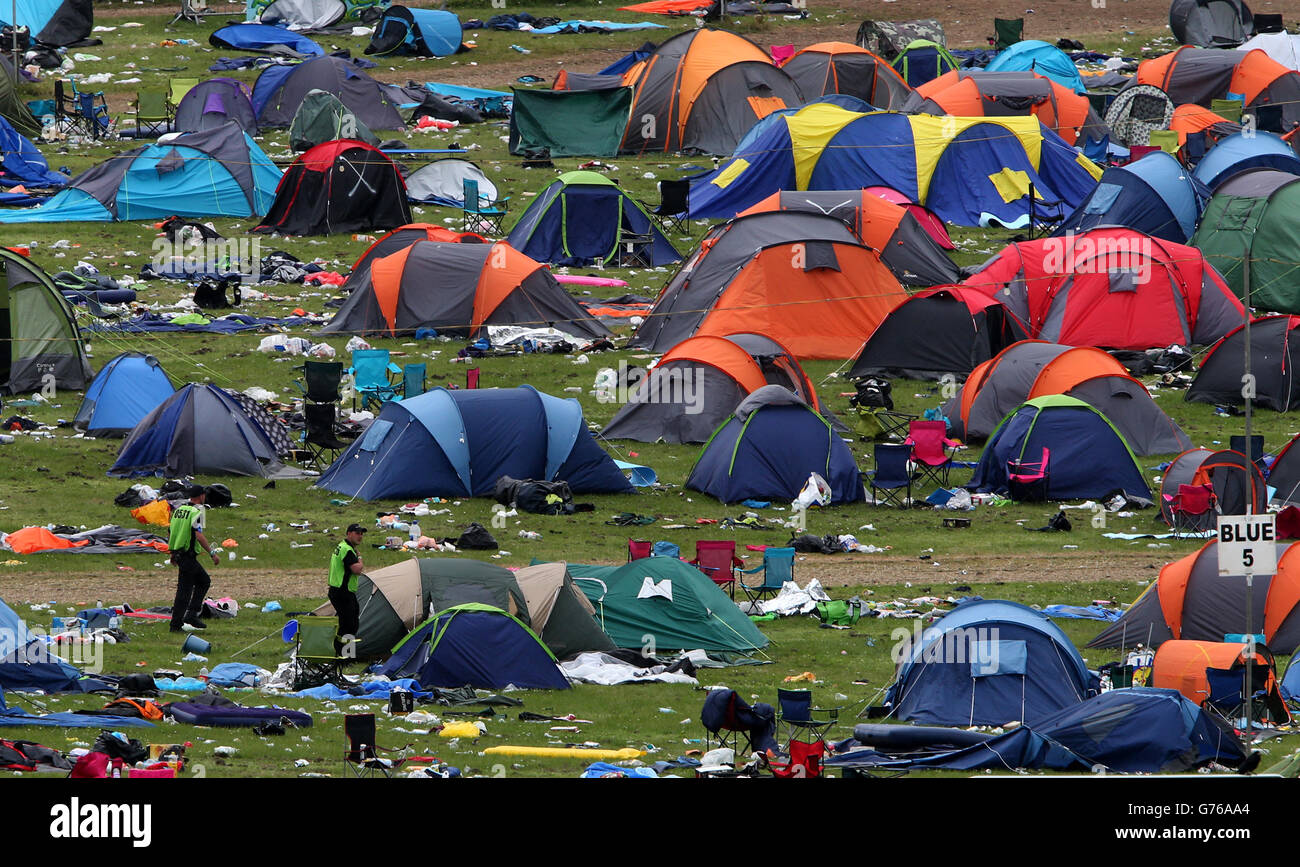 Des tentes de contrôle de sécurité dans l'un des campings du festival de musique T in the Park à Balado à Kinross-shire, l'événement se déplacera dans le domaine du château de Strathallan à Perthshire l'année prochaine. Banque D'Images