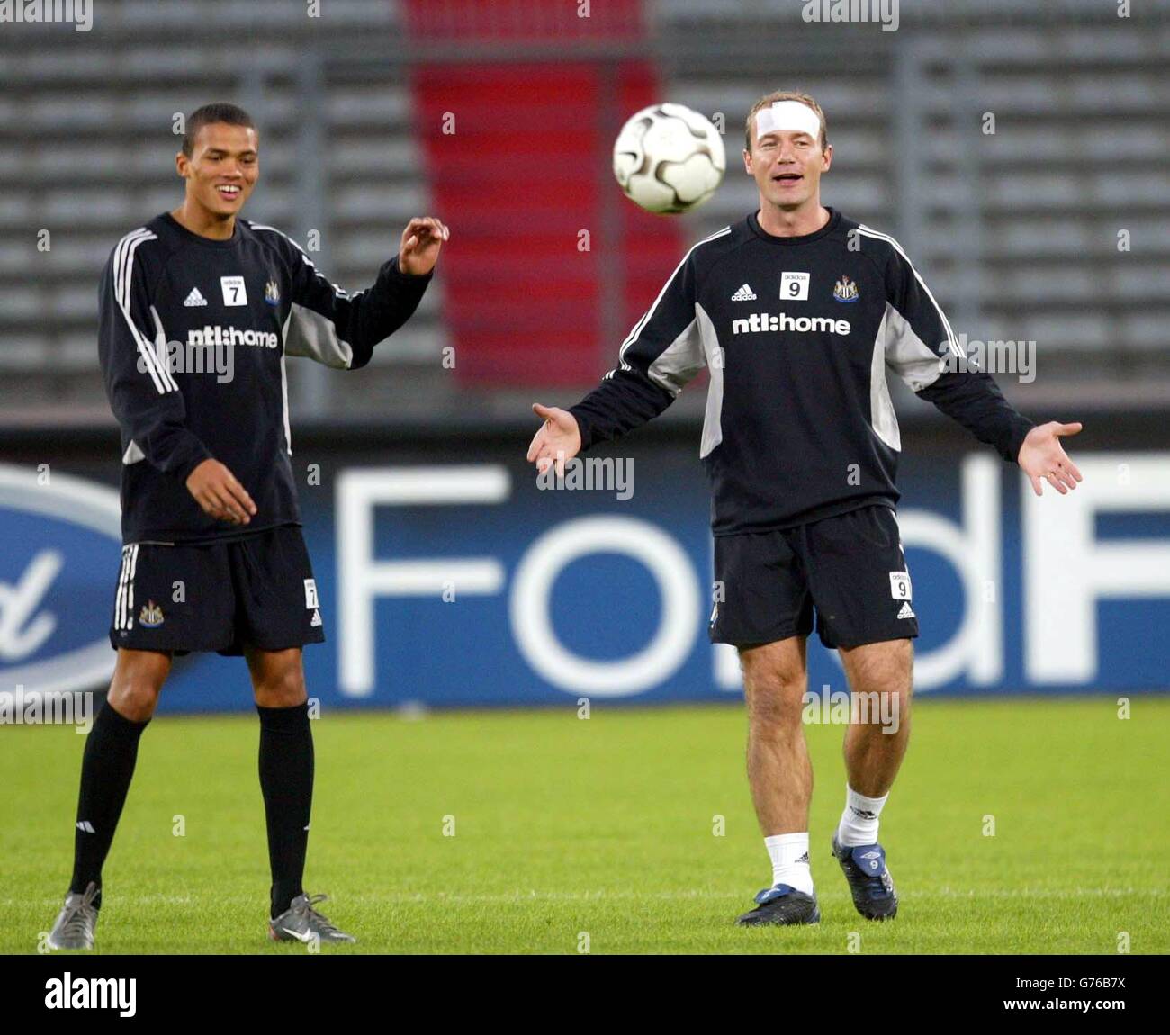Alan Shearer de Newcastle United (à droite) avec le coéquipier Jermaine Jenas lors d'une session d'entraînement à Turin Stadio, Dell Alpi, en Italie, avant le match de la Ligue des champions contre Juventus. Banque D'Images