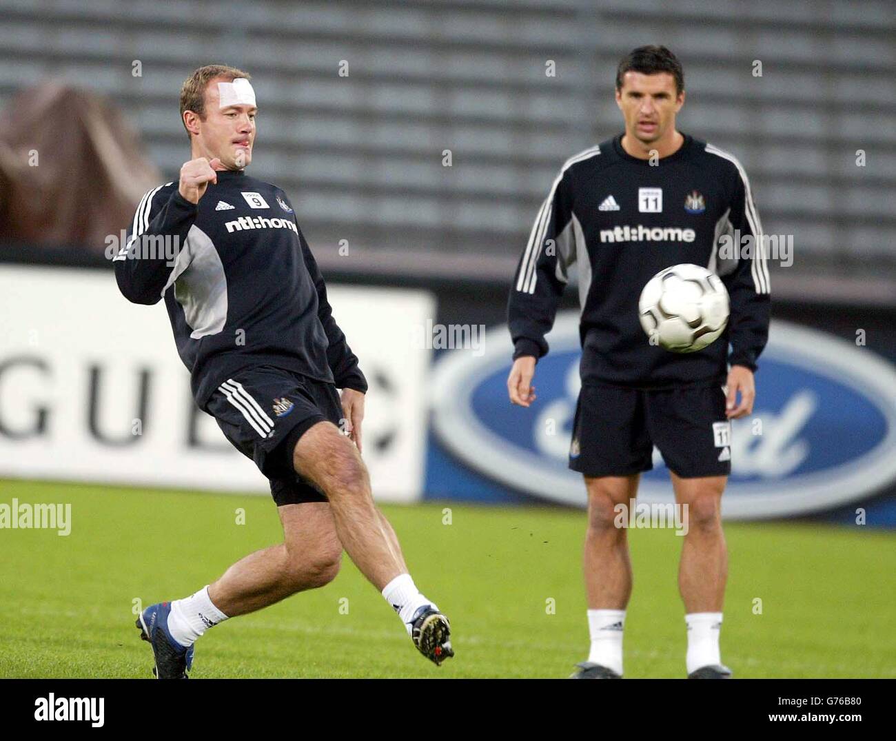 Alan Shearer de Newcastle United (à gauche) avec son coéquipier Gary Speed lors d'une session d'entraînement à Turin Stadio, Dell Alpi, en Italie, avant le match de la Ligue des champions de demain contre Juventus. Banque D'Images