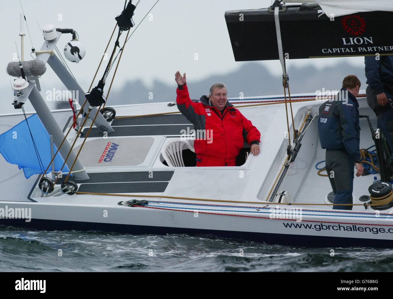 Peter Harrison fait des vagues depuis la poupe du yacht Wight Lightning de l'équipe GBR alors qu'ils se préparent à affronter les étoiles et stripes de Dennis Conner dans le golfe d'Hauraki au large d'Auckland, en Nouvelle-Zélande.* l'américain a battu étroitement GBR de seulement 20 secondes dans cette course d'ouverture de la Louis Vuitton Cup.Le gagnant de la coupe Louis Vuitton progressera pour la course du défenseur de la coupe de l'Amérique, Team New Zealand. Banque D'Images