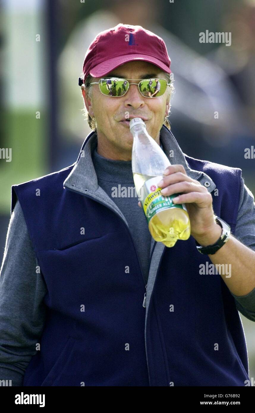 Don Johnson arrive au départ sur une course d'entraînement au Dunhill Links Championship 2002 à St Andrews. Le tournoi se déroule sur trois parcours de golf en rotation, le Old course à St Andrews, le Championship course à Carnoustie et le Kingsbarns golf Links course. Banque D'Images