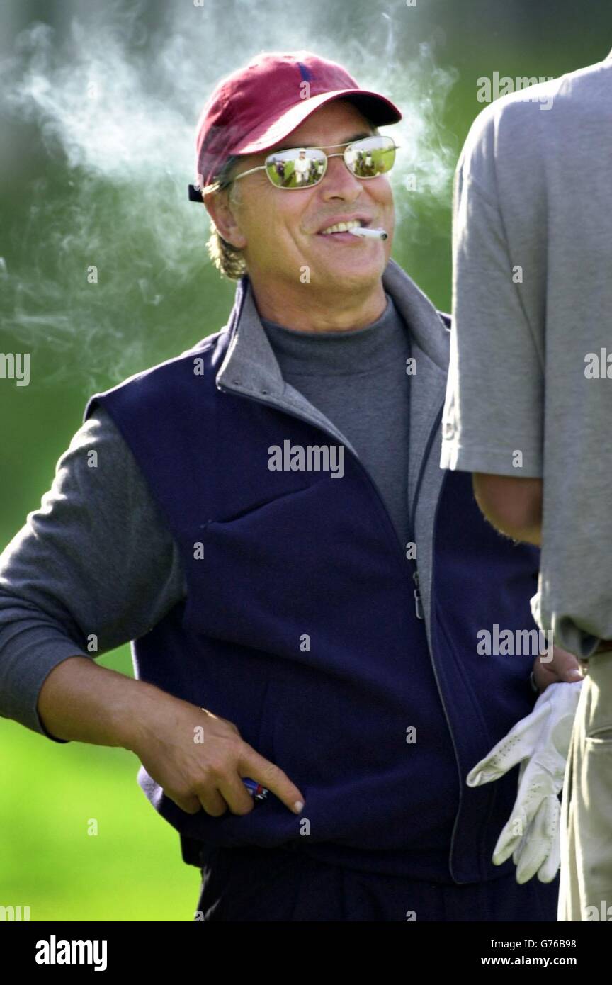 Don Johnson arrive au départ sur une course d'entraînement au Dunhill Links Championship 2002 à St Andrews. Le tournoi se déroule sur trois parcours en rotation, le Old course à St Andrews, le Championship course à Carnoustie et le Kingsbarns golf Links course. Banque D'Images