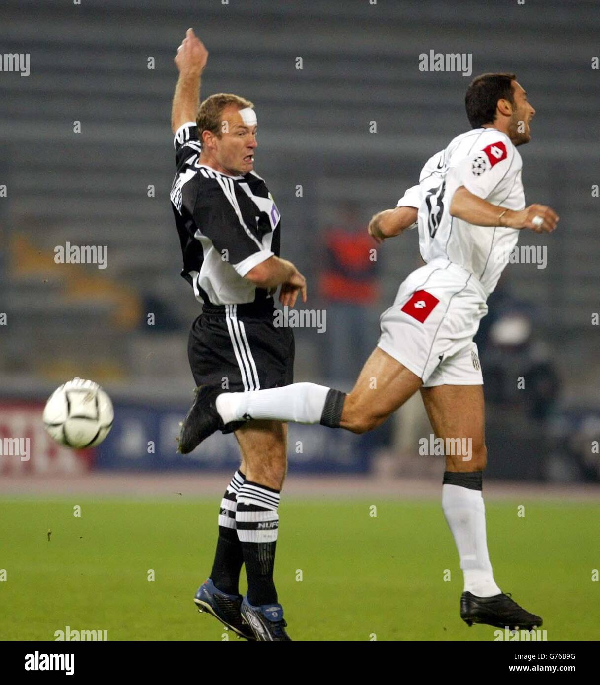Alan Shearer de Newcastle United (à gauche) lutte avec Mark Luliano de Juventus, lors du premier tour, Groupe E, match de la Ligue des champions de l'UEFA au stade de Delle Alpi, Turin, Italie. Banque D'Images