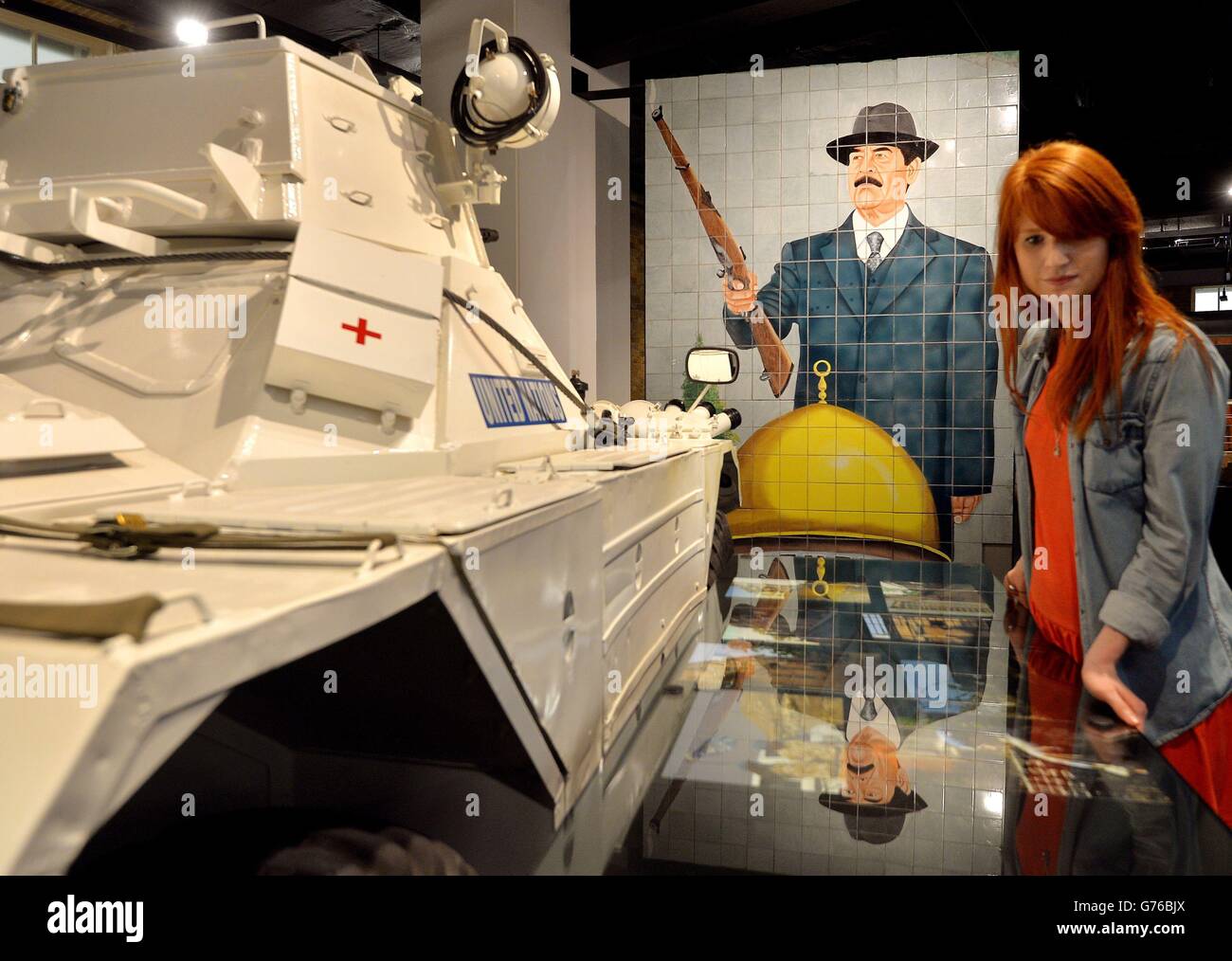 Une jeune femme regarde une exposition dans la nouvelle galerie de la première Guerre mondiale au Musée impérial de la guerre de Londres, pour marquer le début du centenaire de la première Guerre mondiale. Banque D'Images
