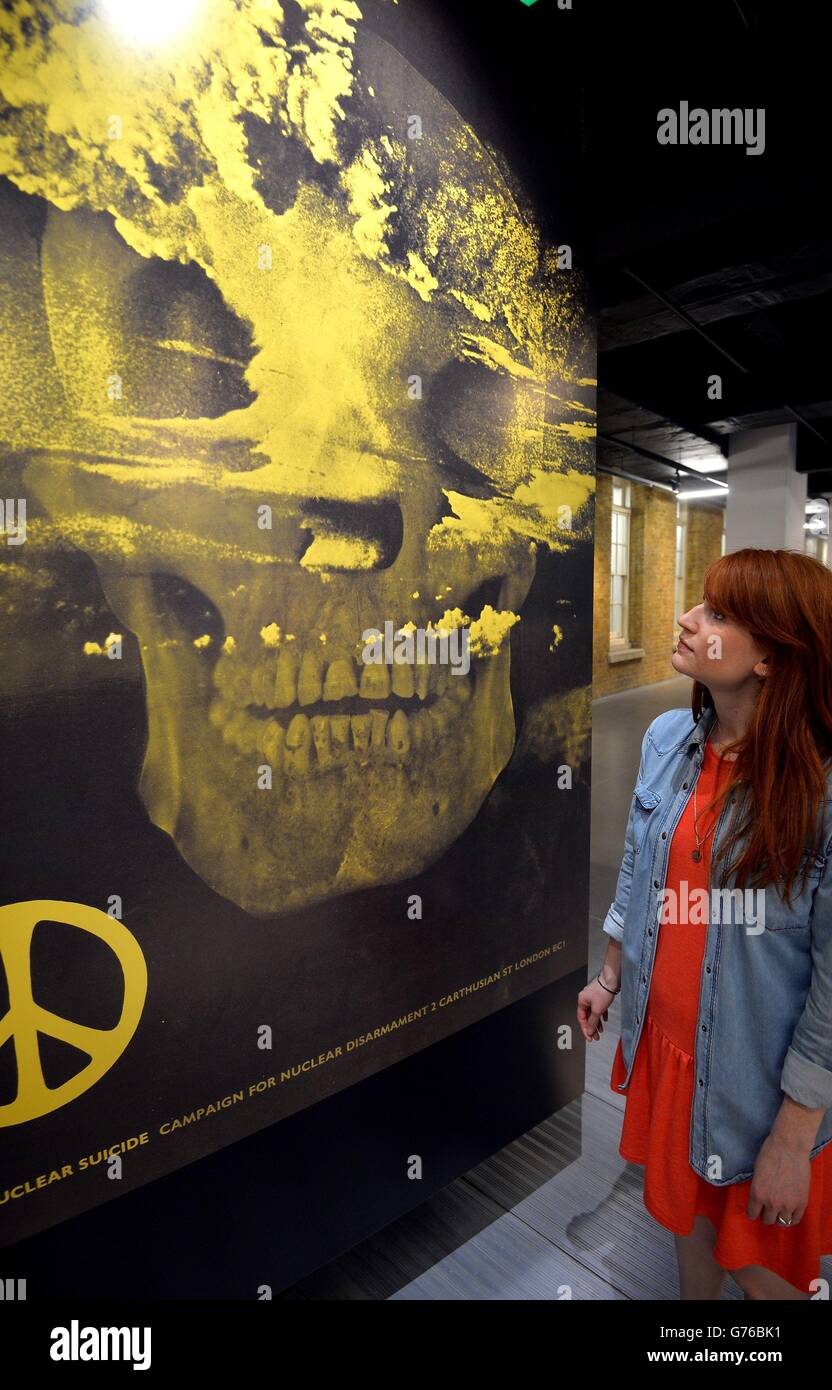 Une jeune femme regarde une exposition dans la nouvelle galerie de la première Guerre mondiale au Musée impérial de la guerre de Londres, pour marquer le début du centenaire de la première Guerre mondiale. Banque D'Images