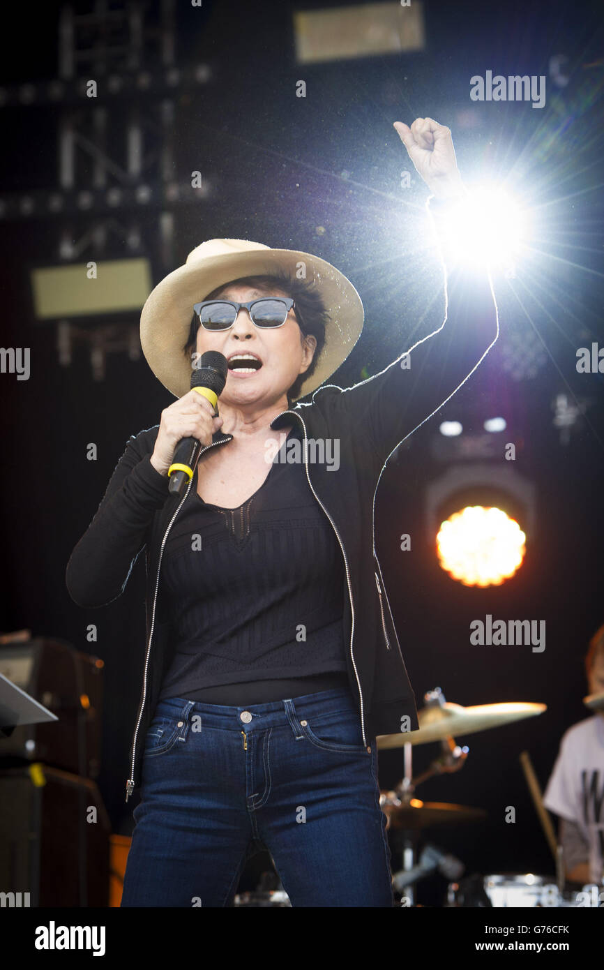 Yoko Ono se exécutant au Festival de Glastonbury, à la ferme digne de Somerset. Banque D'Images