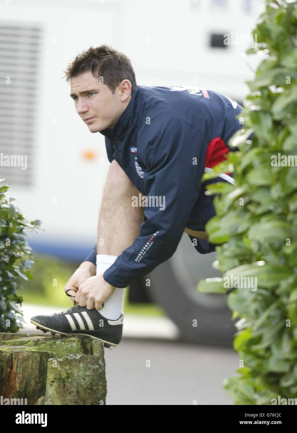 L'Angleterre Frank Lampard à l'abbaye de Bisham avant de partir pour Amsterdam, pour leur match contre la Hollande le 13/2/02. Banque D'Images