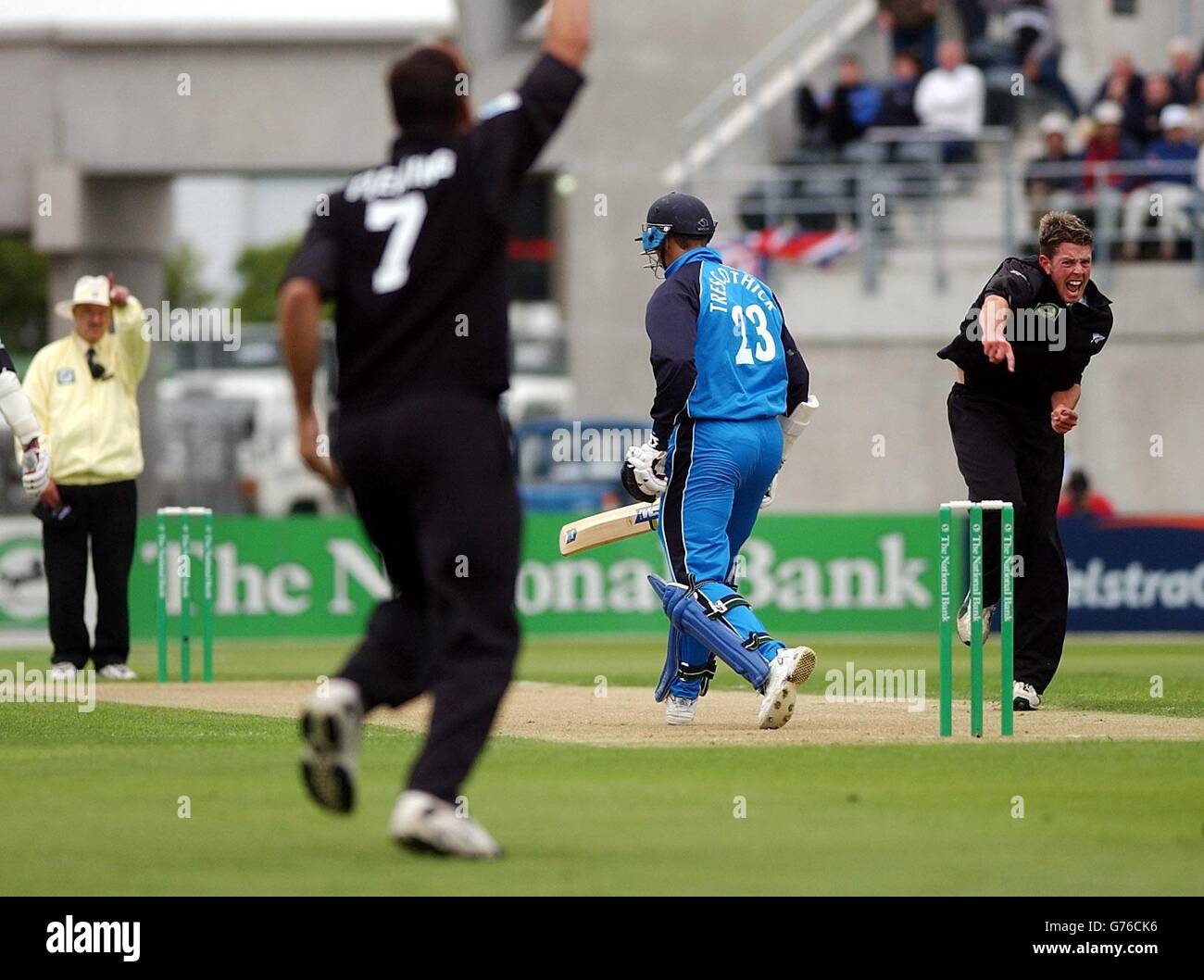 Ian Butler (à droite), de Nouvelle-Zélande, célèbre après avoir piégé le Marcus Trescothick (deuxième à droite) lbw d'Angleterre pour une course pendant la première journée internationale au Jade Stadium, Christchurch, Nouvelle-Zélande.L'Angleterre a été tout dehors pour 196 après 40.2 ans. Banque D'Images