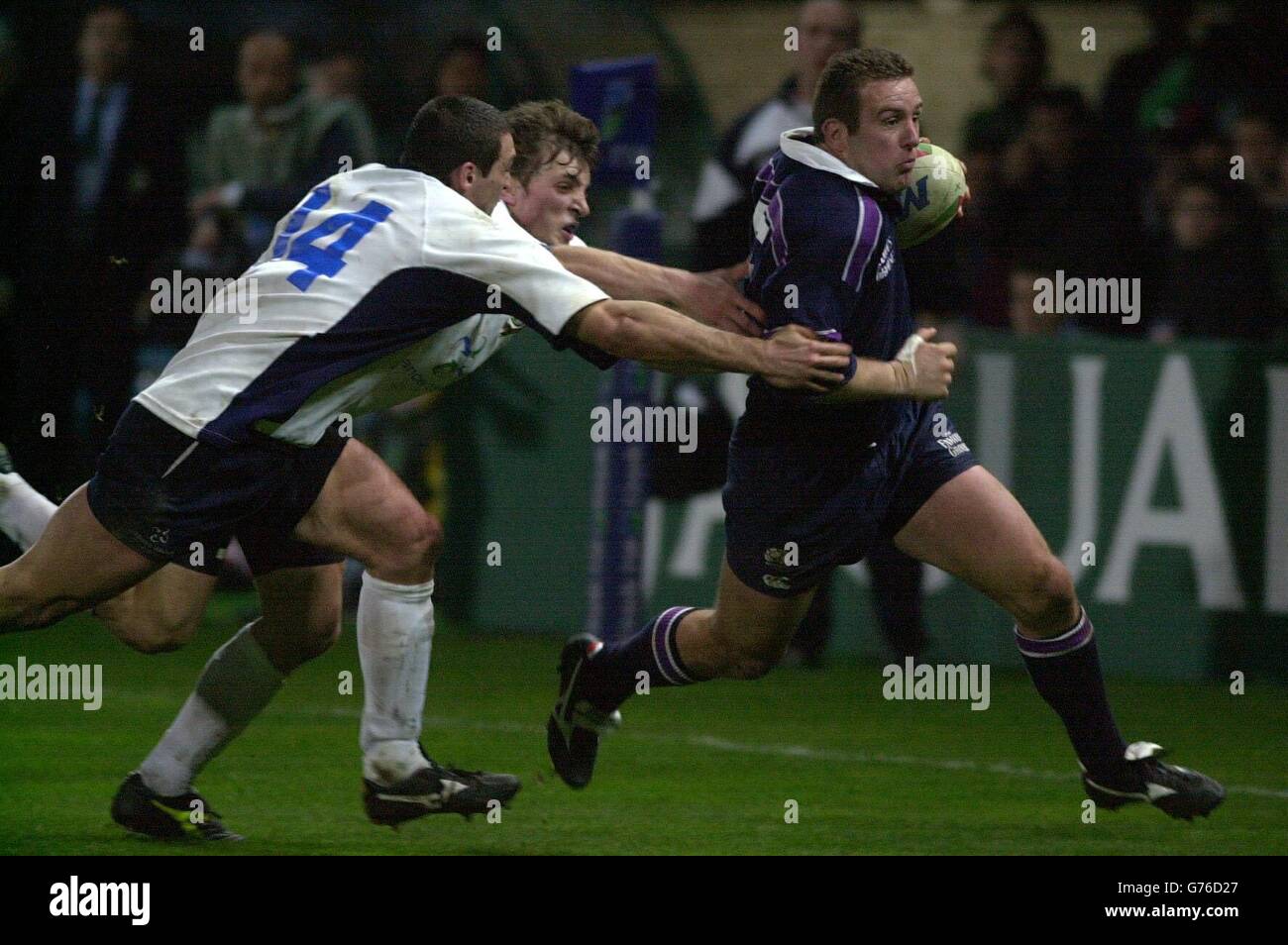 Brendan Laney (à droite), en Écosse, traverse les lignes défensives de l'Italie pour marquer une deuxième tentative des Écossais lors du match des six Nations de la Lloyds TSB au Stadio Flaminio, à Rome. Banque D'Images