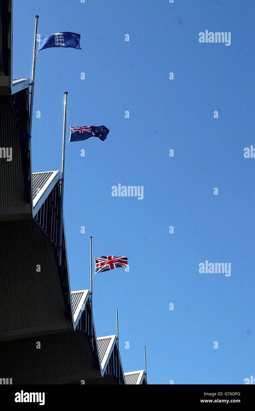 De gauche à droite, les drapeaux de l'Angleterre et du pays de Galles Cricket Board, de la Nouvelle-Zélande et du Royaume-Uni volent en Berne depuis le toit du stand Vance à Basin Reserve, Wellington, au cours du troisième jour du deuxième match d'essai entre l'Angleterre et la Nouvelle-Zélande.Il a été annoncé plus tôt aujourd'hui que le cricketer de Surrey et d'Angleterre Ben Hollioake est mort dans un accident de voiture en Australie. Banque D'Images