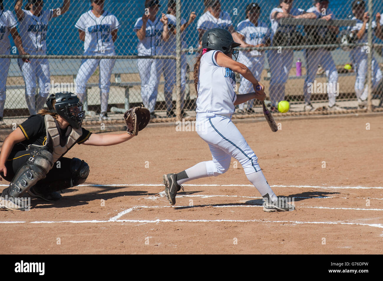 Catcher en uniforme noir prêt à saisir Banque D'Images